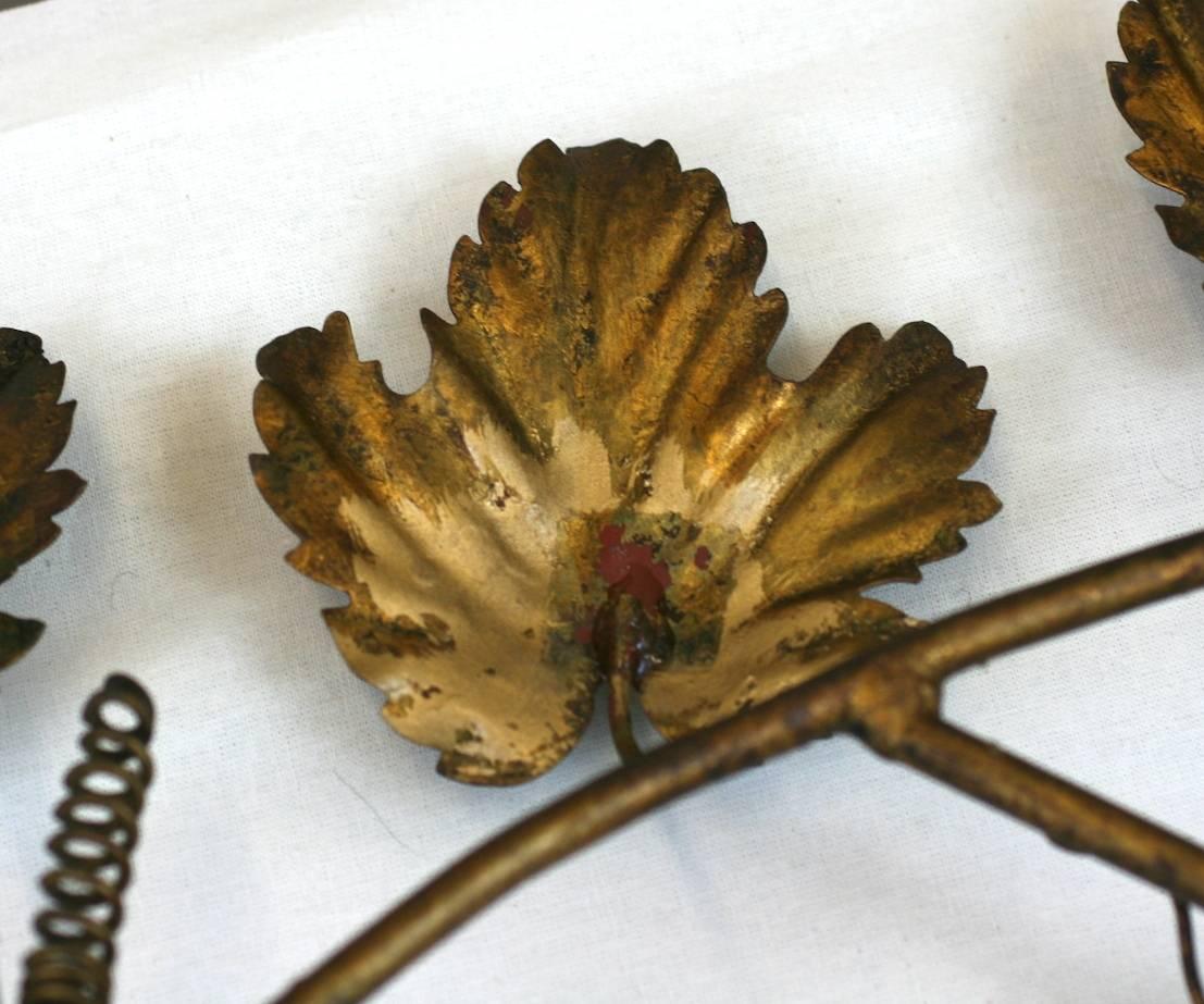 Laiton Applique italienne dorée à feuilles avec fruits en pierre en vente
