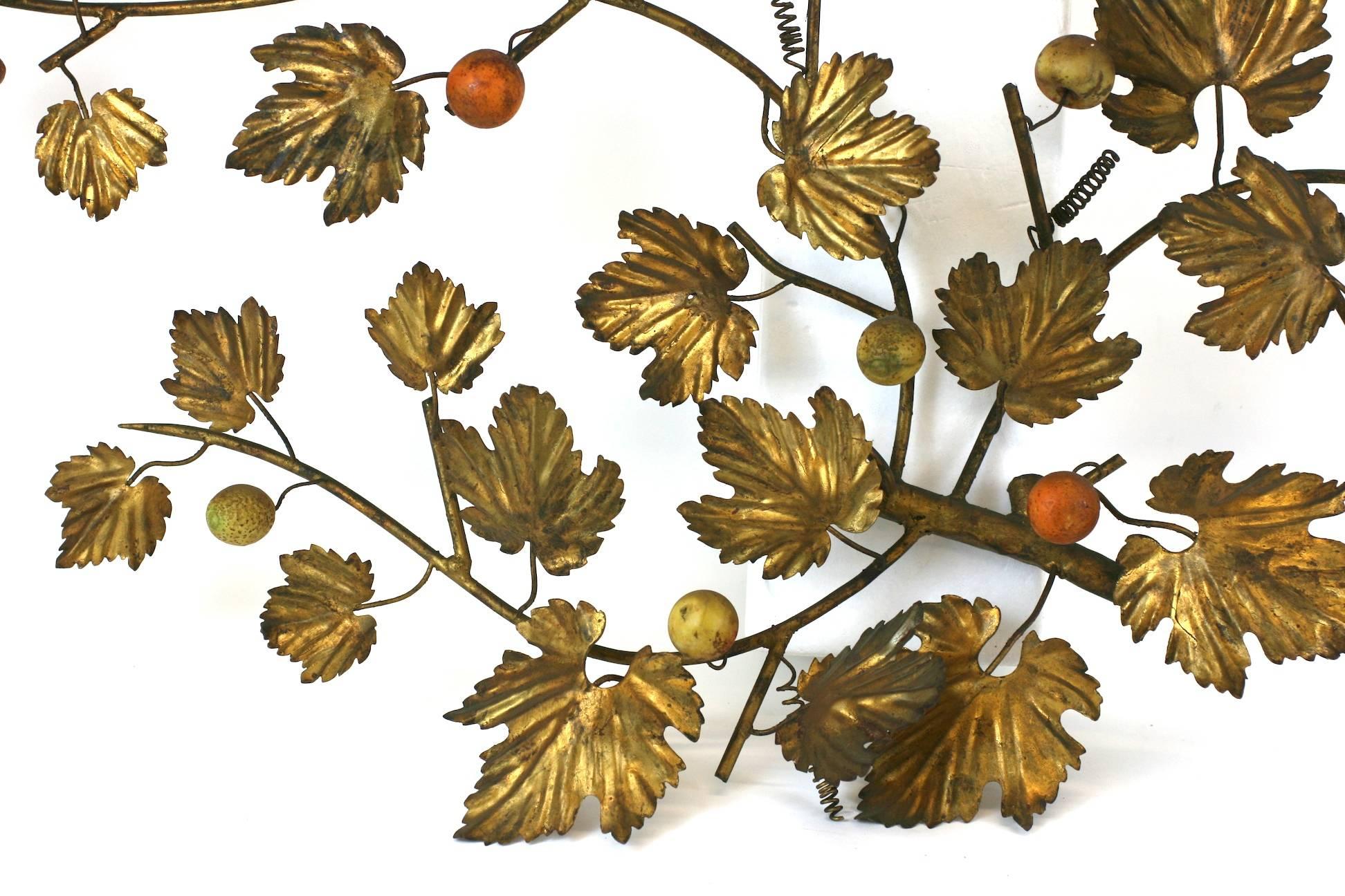 Doré Applique italienne dorée à feuilles avec fruits en pierre en vente