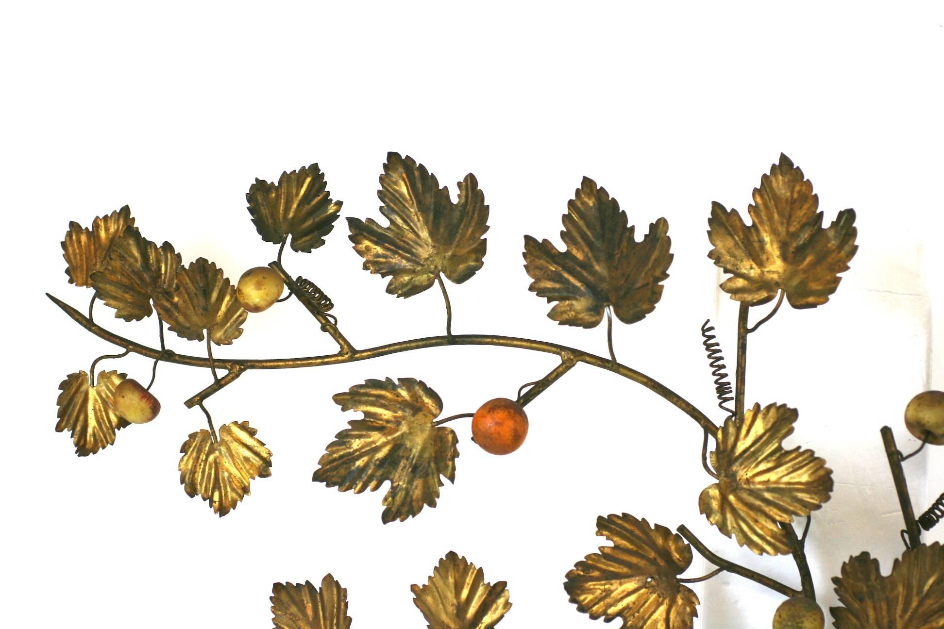 Baroque Applique italienne dorée à feuilles avec fruits en pierre en vente