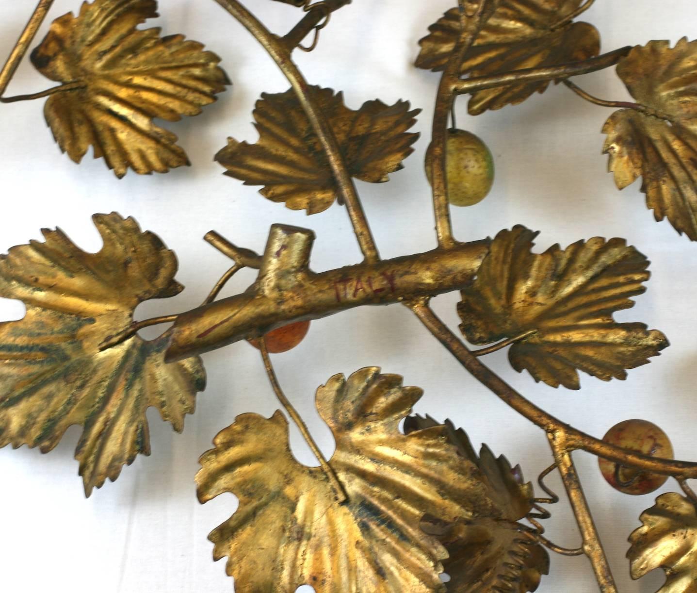 Milieu du XXe siècle Applique italienne dorée à feuilles avec fruits en pierre en vente