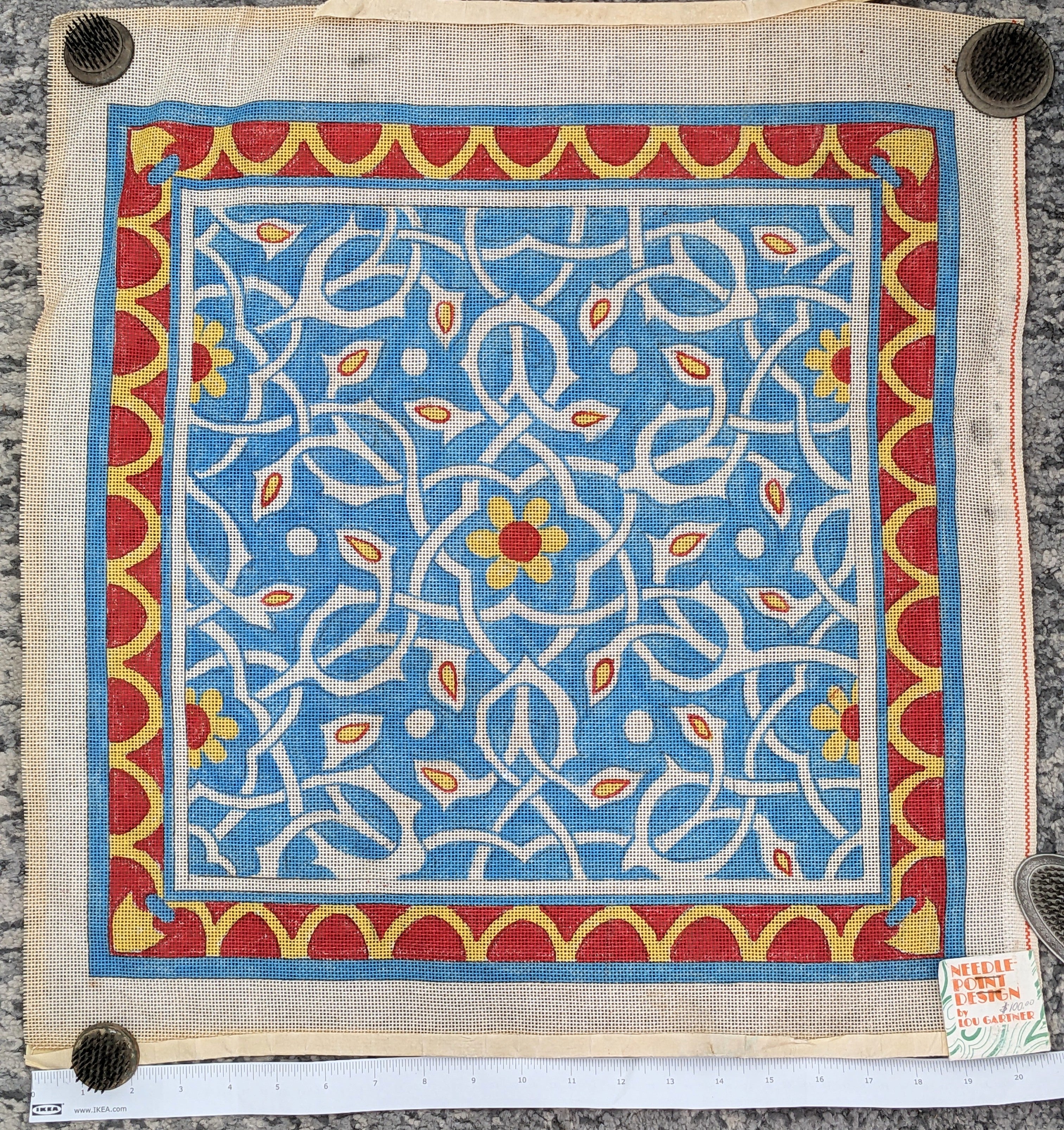 Almohada de lona de punto de aguja vintage Diseños de Lou Gartner