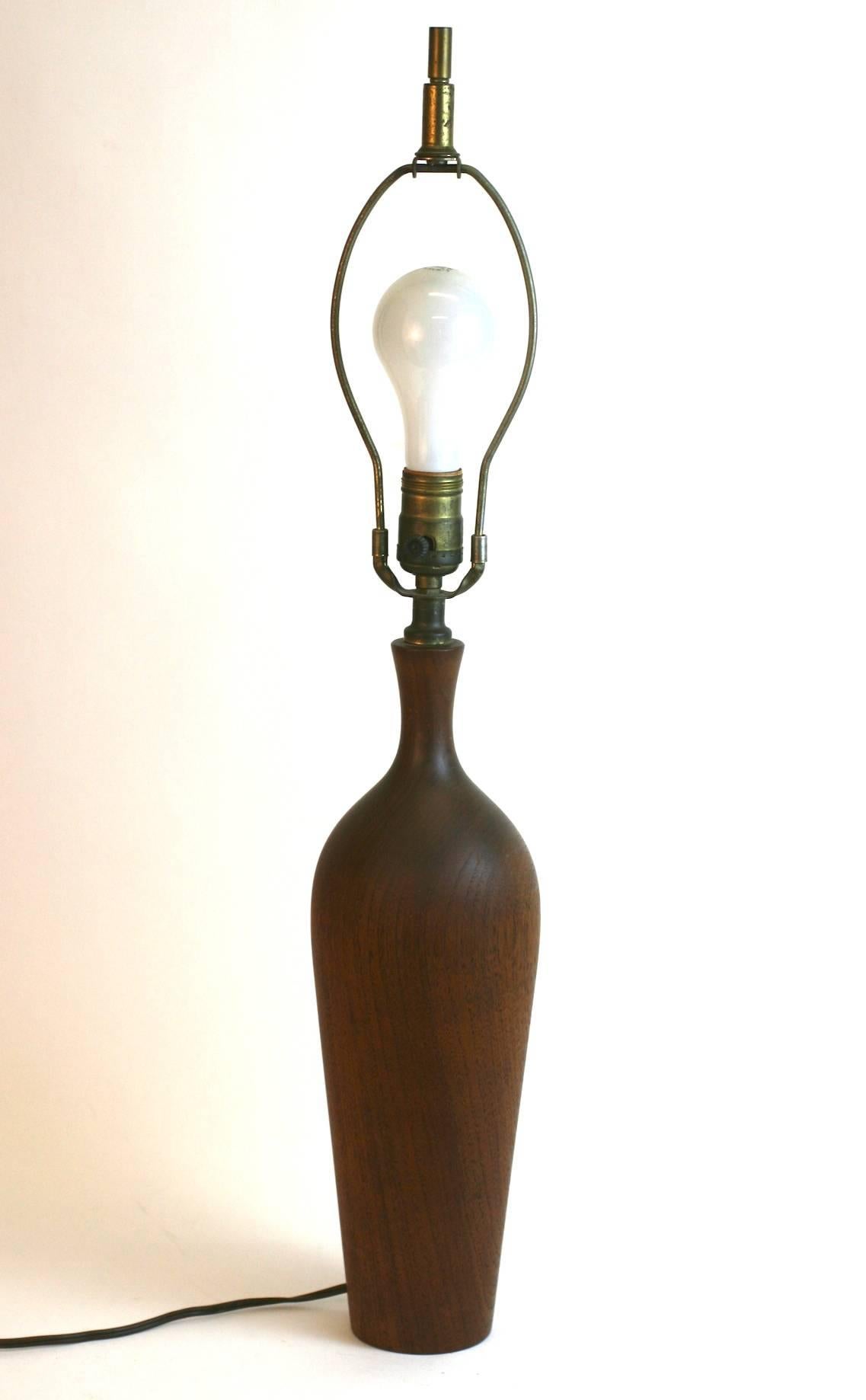 Élégante lampe moderniste en bois tourné qui met en valeur le grain du noyer. L'abat-jour n'est pas inclus. 1950s, USA. 
hauteur totale de 28