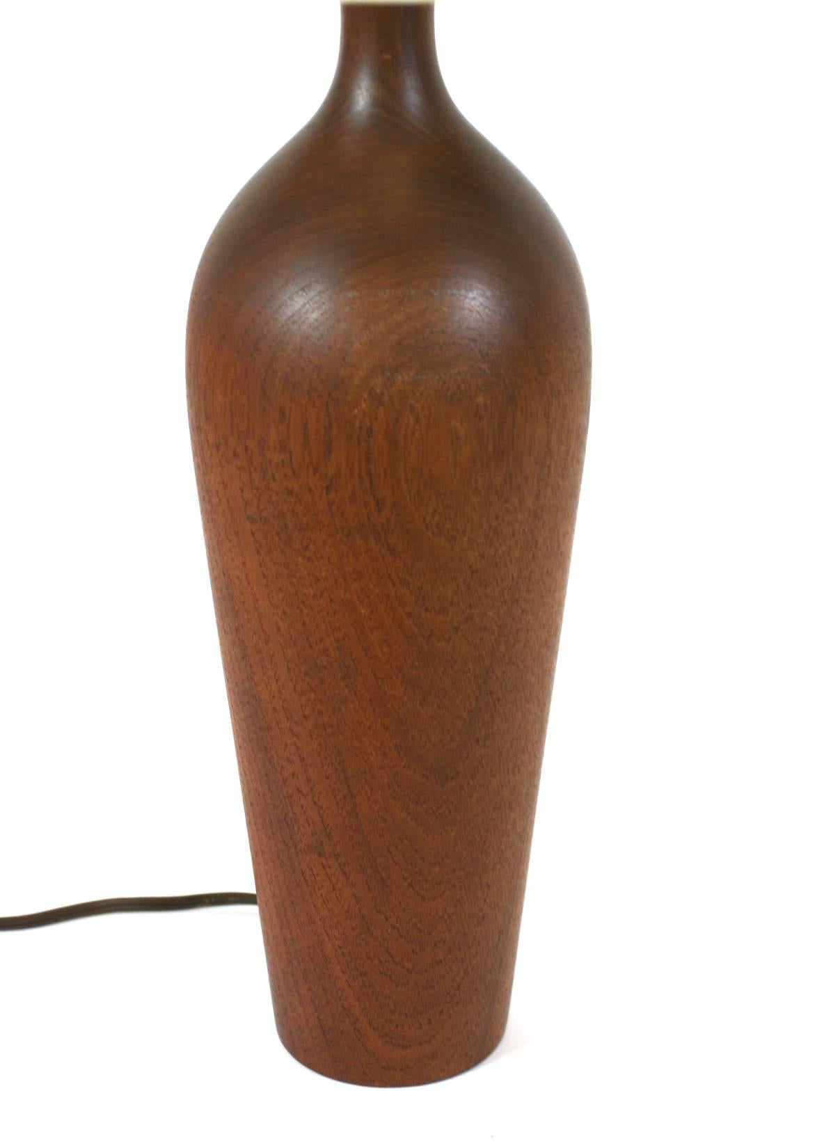 Mid-Century Modern Lampe élégante en bois tourné en vente