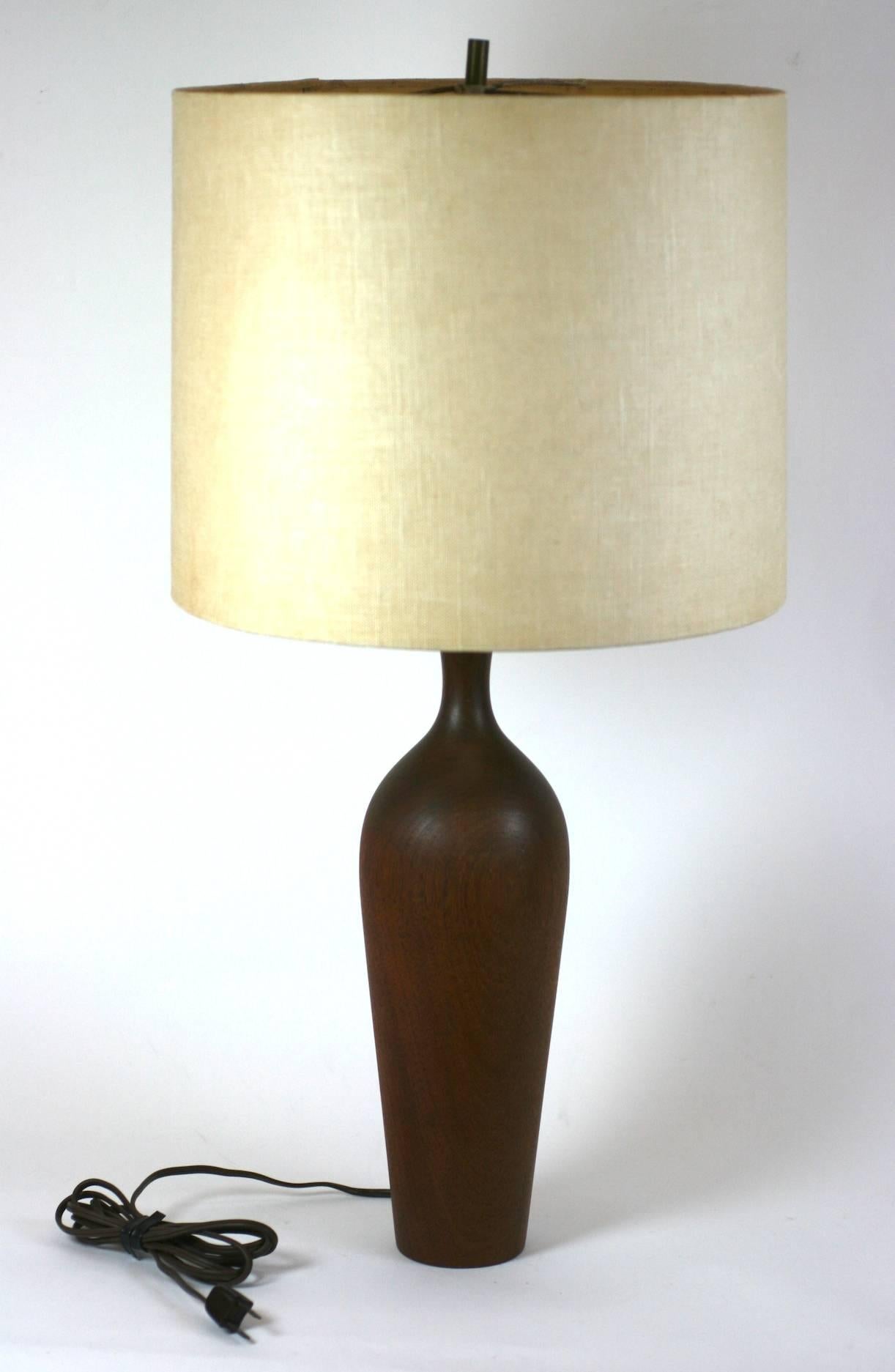 Nord-américain Lampe élégante en bois tourné en vente