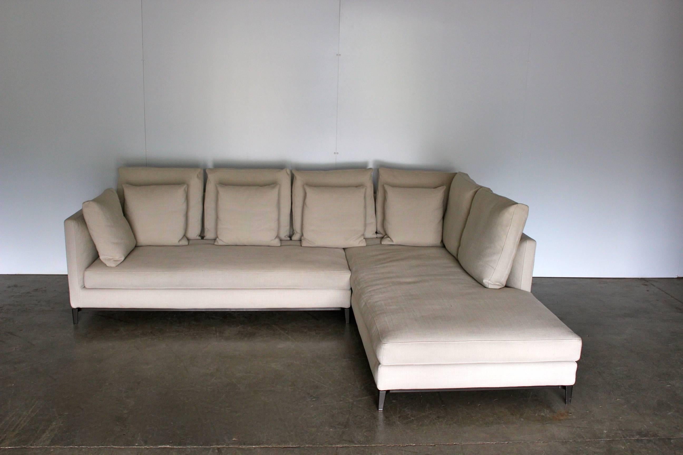 On offer on this occasion is a superb, Minotti “Andersen Slim 103 Quilt” four-seat L-shape sofa, dressed in a peerless, top-grade “Paco” linen-cotton mix fabric in “Sabbia”, and with pewter-metal base and legs.

As you will no doubt be aware by