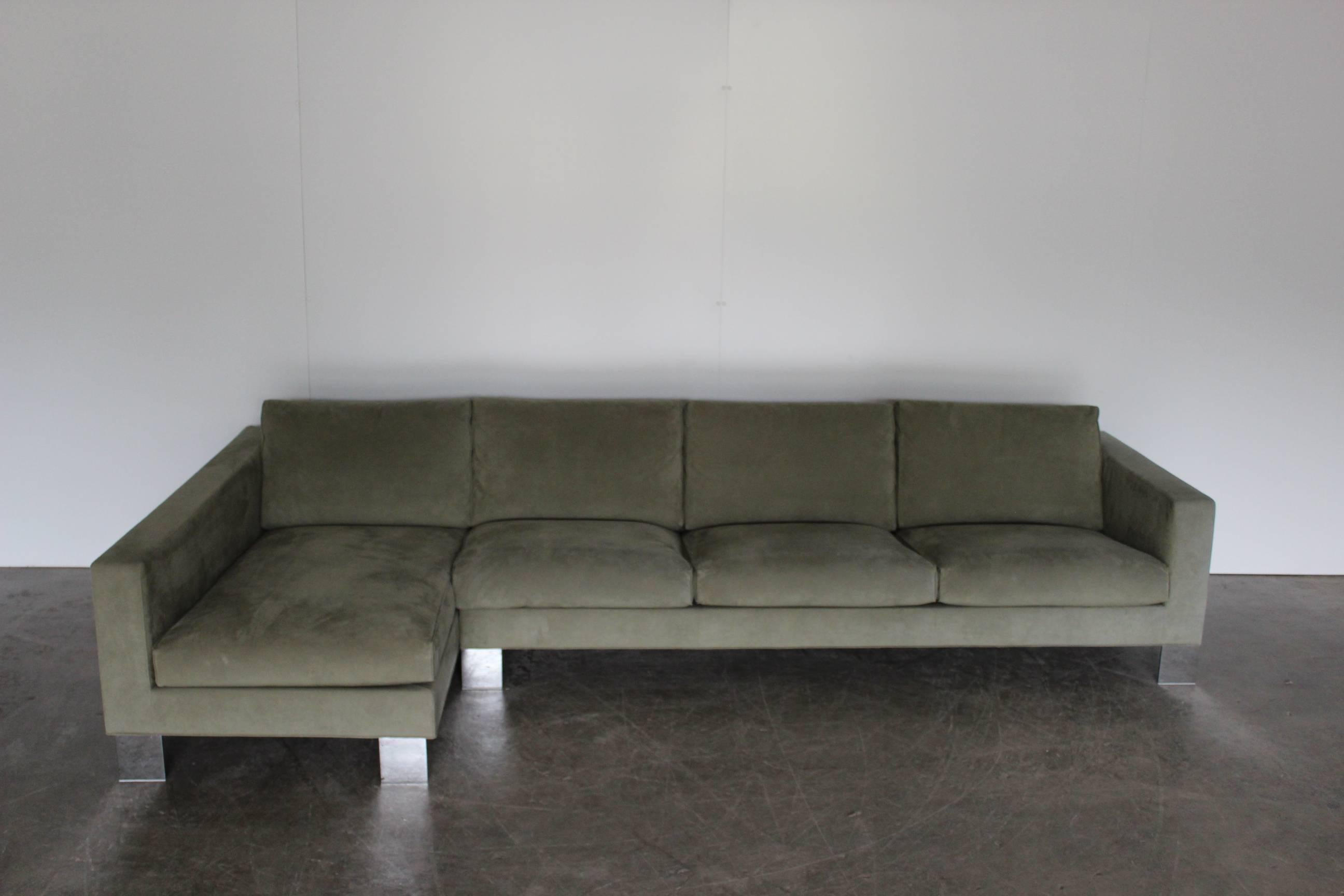 Das Angebot umfasst ein hervorragendes L-förmiges Viersitzer-Sofa 