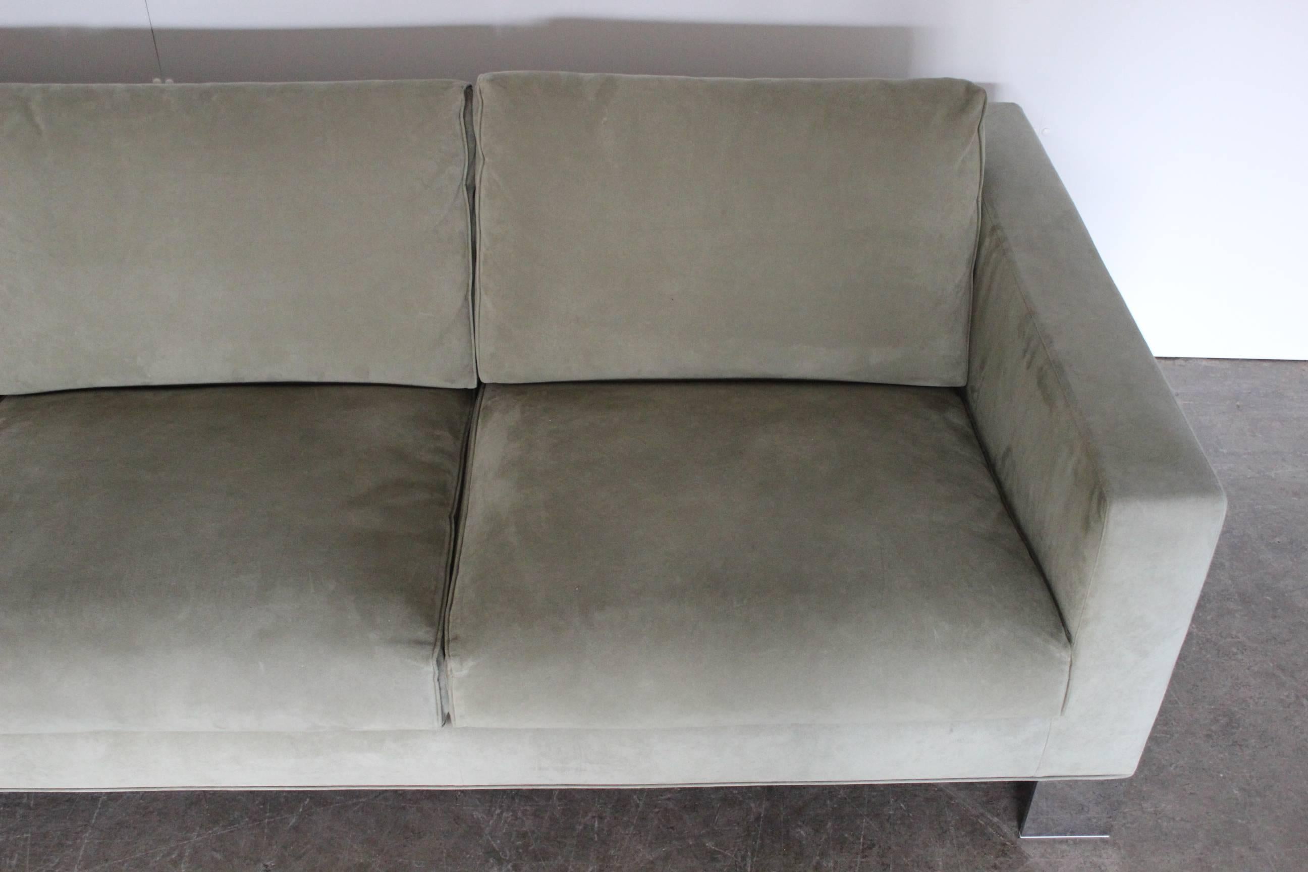 Minotti Pollock: Viersitzer-Sofa in L-Form in Salvia Alcantara, Rodolfo Dordoni 1