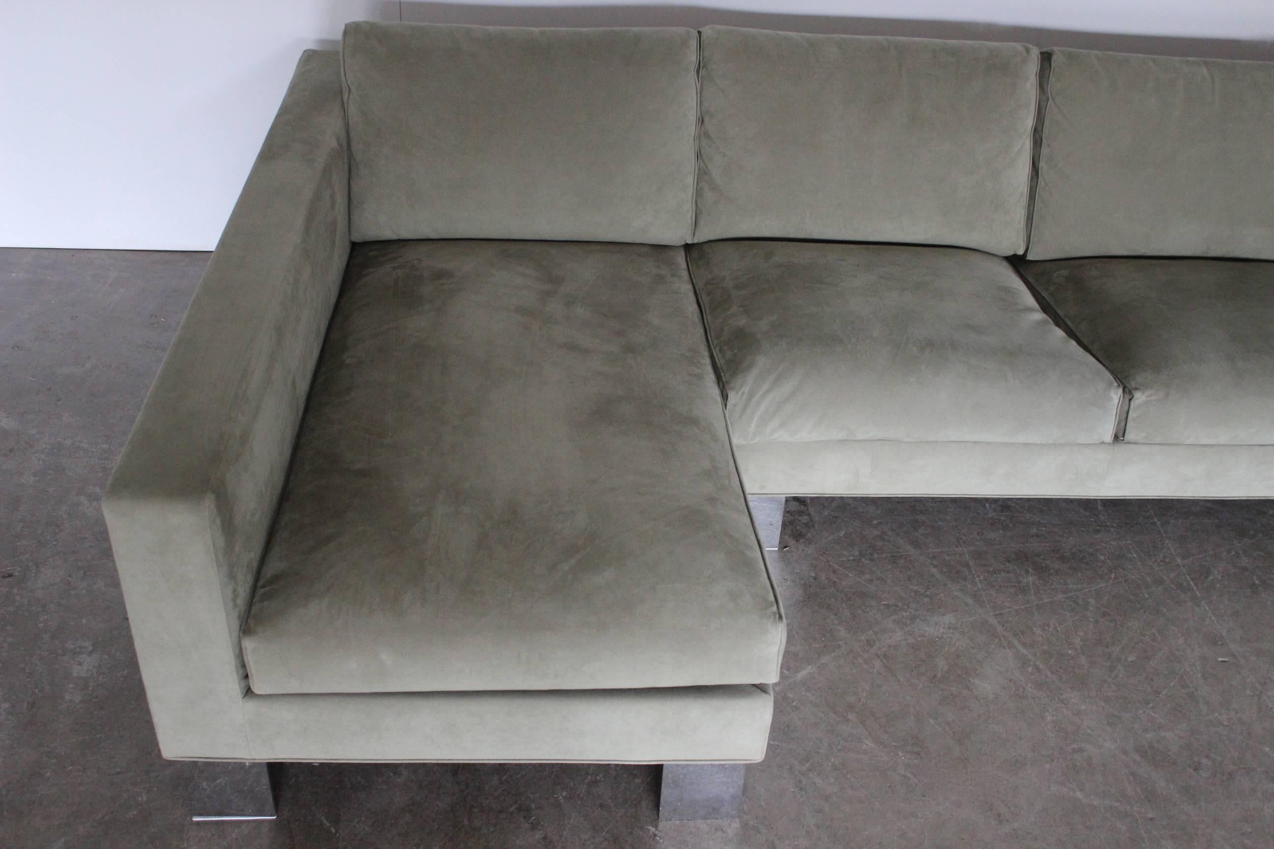 Minotti Pollock: Viersitzer-Sofa in L-Form in Salvia Alcantara, Rodolfo Dordoni (21. Jahrhundert und zeitgenössisch)