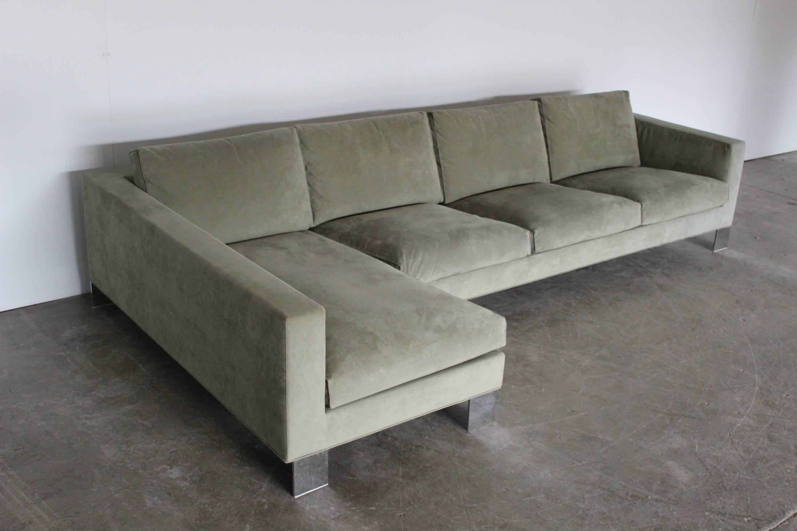 Minotti Pollock: Viersitzer-Sofa in L-Form in Salvia Alcantara, Rodolfo Dordoni (Italienisch)
