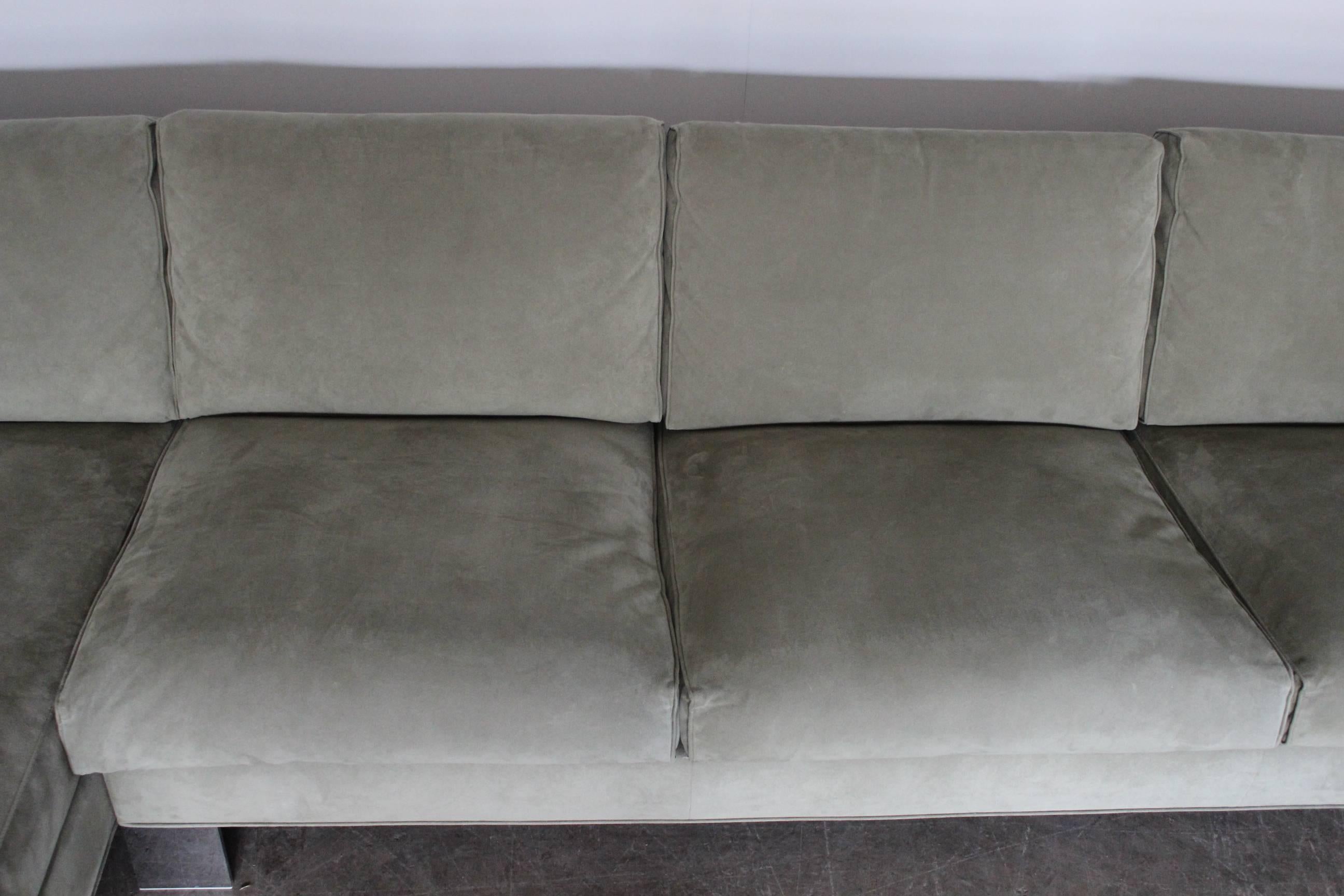 Minotti Pollock: Viersitzer-Sofa in L-Form in Salvia Alcantara, Rodolfo Dordoni (Wildleder)