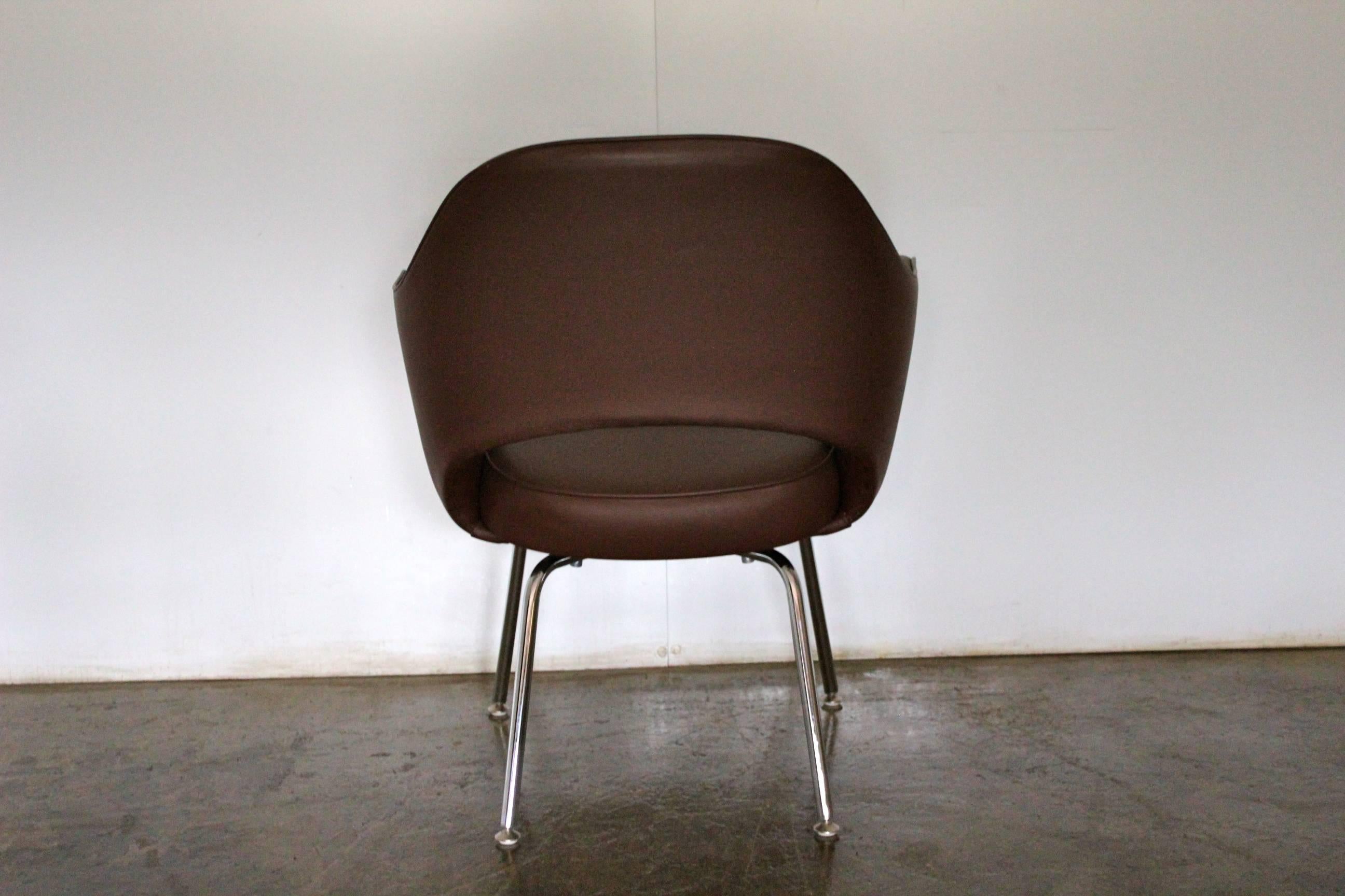 On offer on this occasion is a rare, original “Saarinen Executive Armchair” armchair from the world renown furniture house of Knoll Studio, dressed in a sublime, tactile “American Gothic” Volo mid-brown leather, and with polished “Chrome Tubular”
