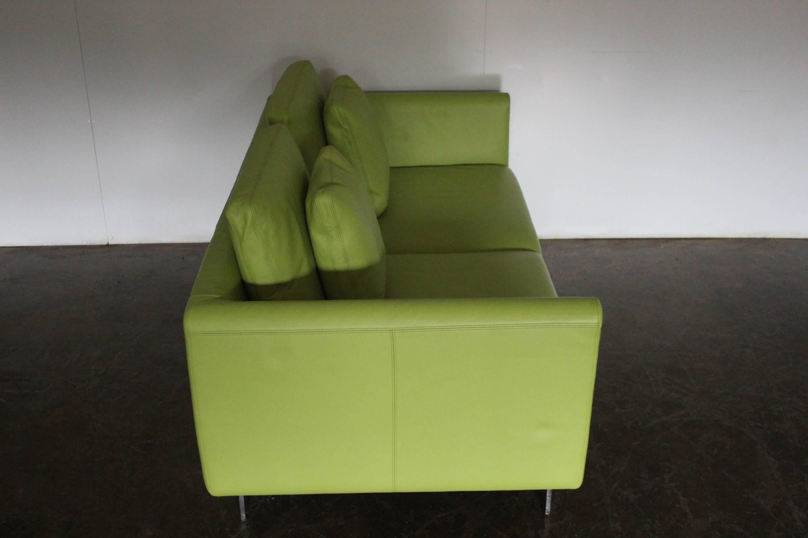 Pair of Walter Knoll 2.5-Seat Sofa in Pristine Lime-Green “Pelle” Leather In Excellent Condition In Barrowford, GB