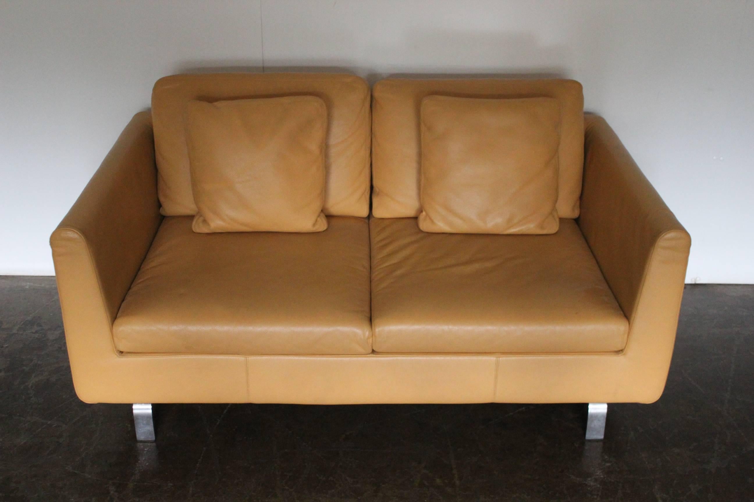 Pair of Walter Knoll Two-Seat Sofas in Pristine Pale-Tan Leather In Excellent Condition In Barrowford, GB