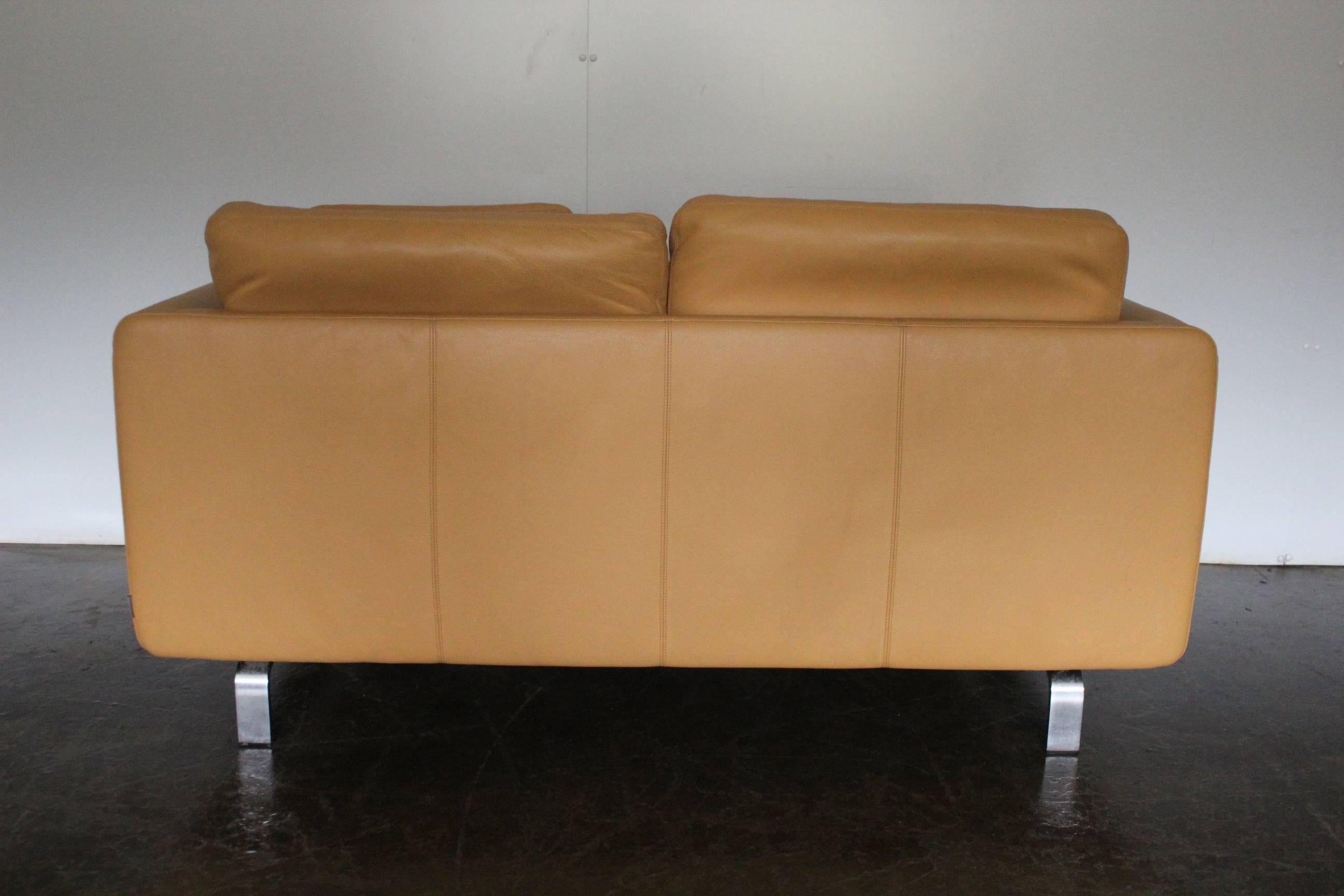 Modern Pair of Walter Knoll Two-Seat Sofas in Pristine Pale-Tan Leather