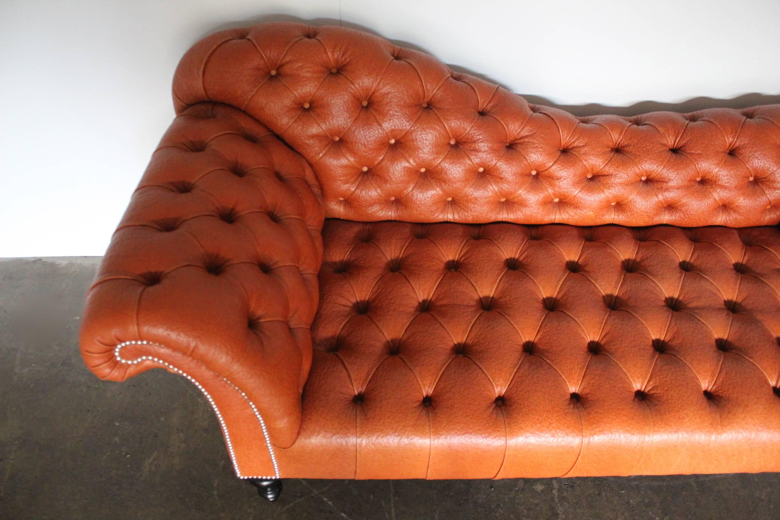 Hand-Crafted George Smith “Dog-Kennel Bed” Sofa/Chaise in Special-Order Tan-Brown Leather