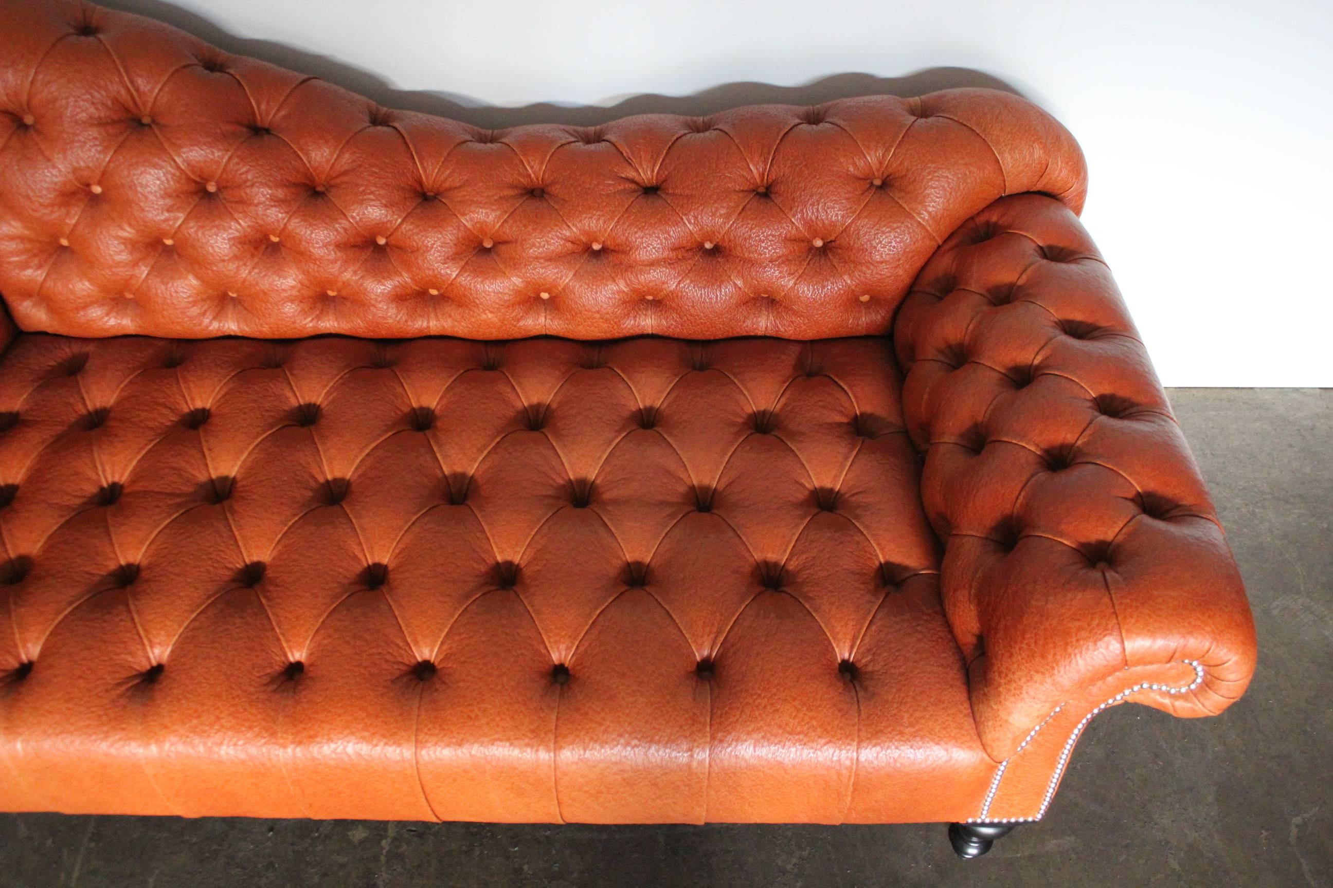George Smith “Dog-Kennel Bed” Sofa/Chaise in Special-Order Tan-Brown Leather In Excellent Condition In Barrowford, GB