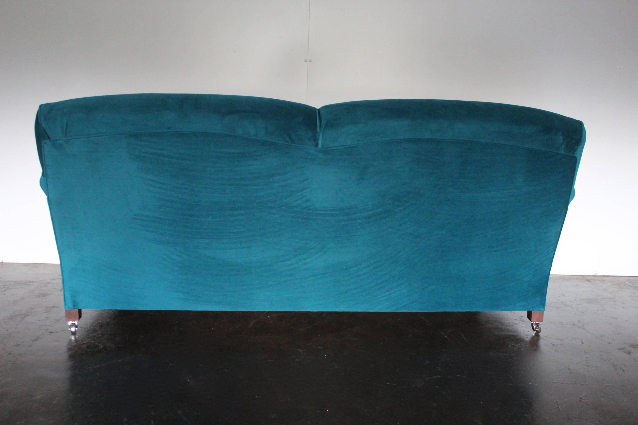 On offer on this occasion is a superb George Smith signature “Standard-Arm” small 2.5-seat cushion-back sofa, dressed in a striking, elegant, sensationally-tactile and exceptionally-hardwearing and serviceable microfibre-velvet fabric in teal