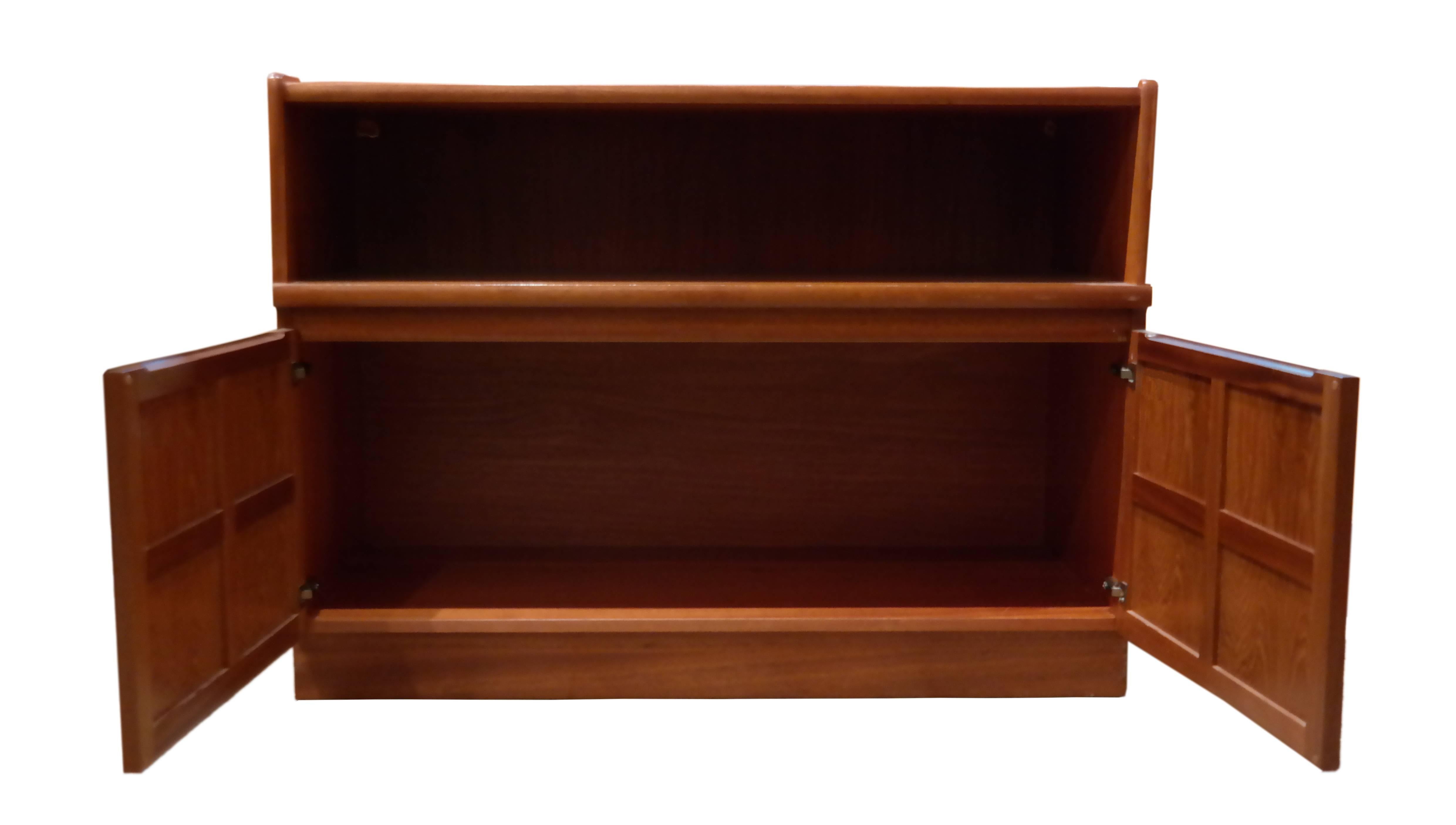 Bookshelf and cabinet English-made by G-Plan, solid teak, 1960s.