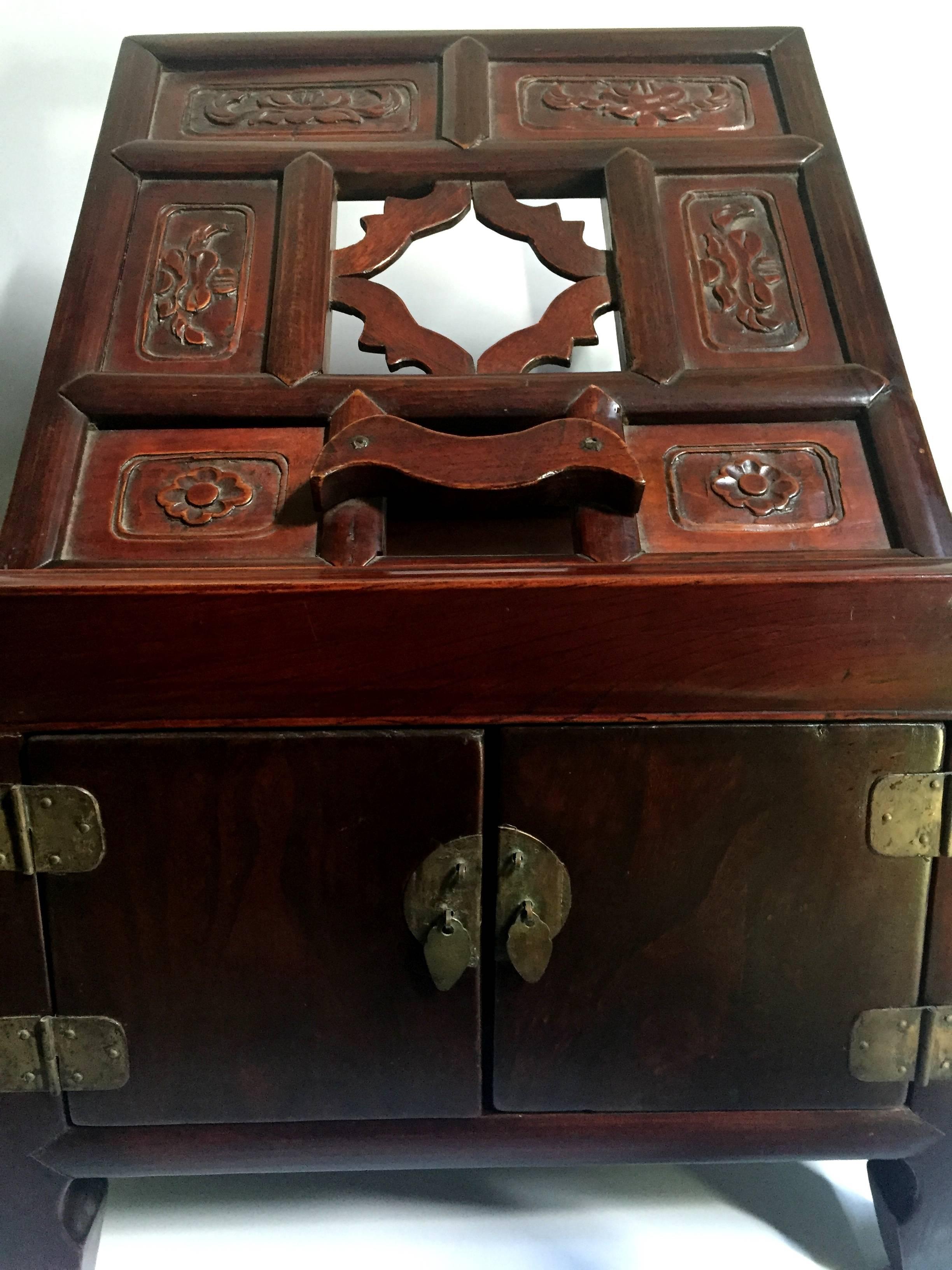 Hand-Carved 19th Century Chinese Jewelry Box For Sale