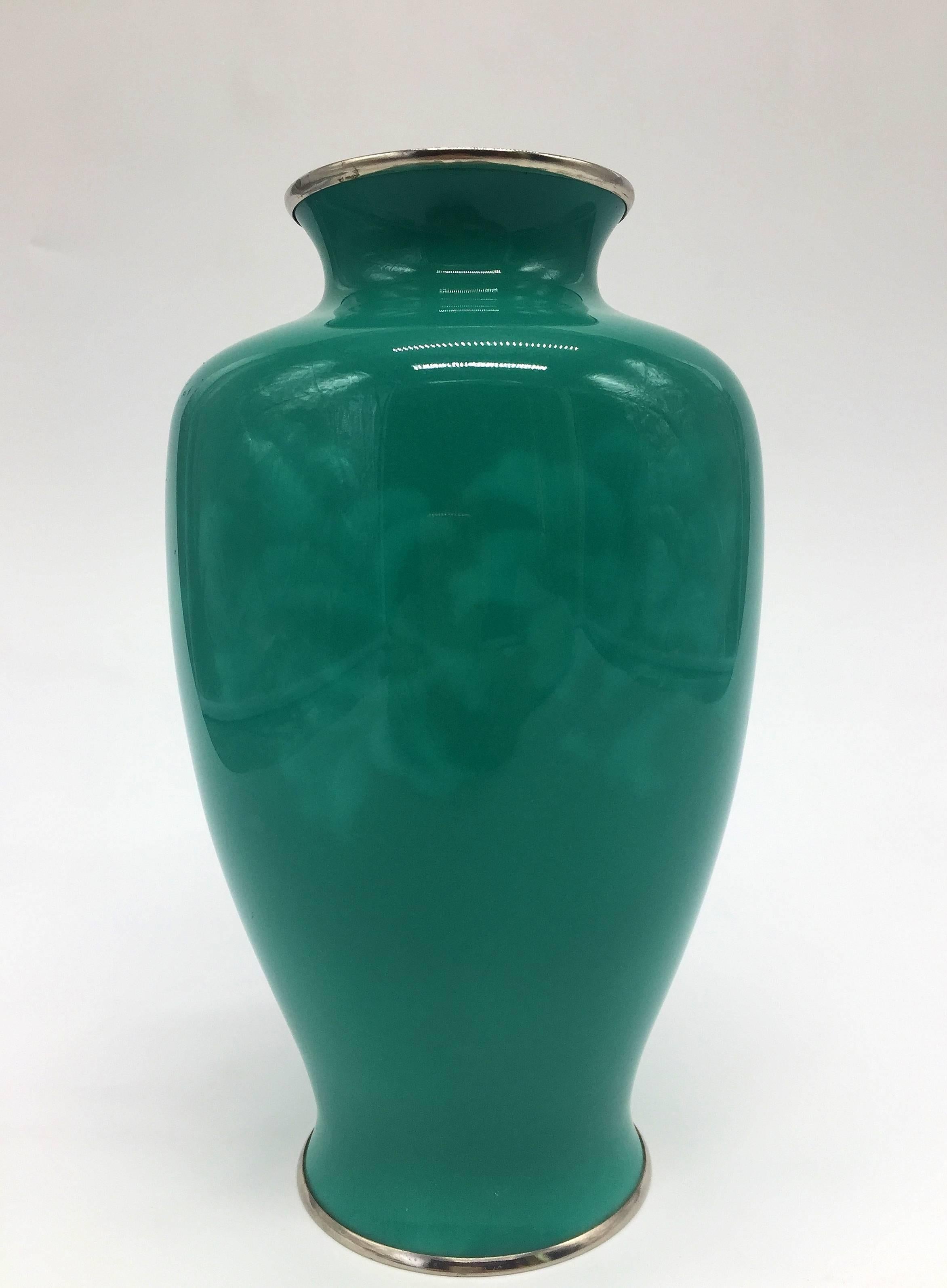 Beautiful vase in near perfect condition. Signed with the Ando mark at the base.

Featuring a floral which appears to be chrysanthemum, the vase has elegant lines, perfect proportions and the finest finish in high gloss. The wireless cloisonné