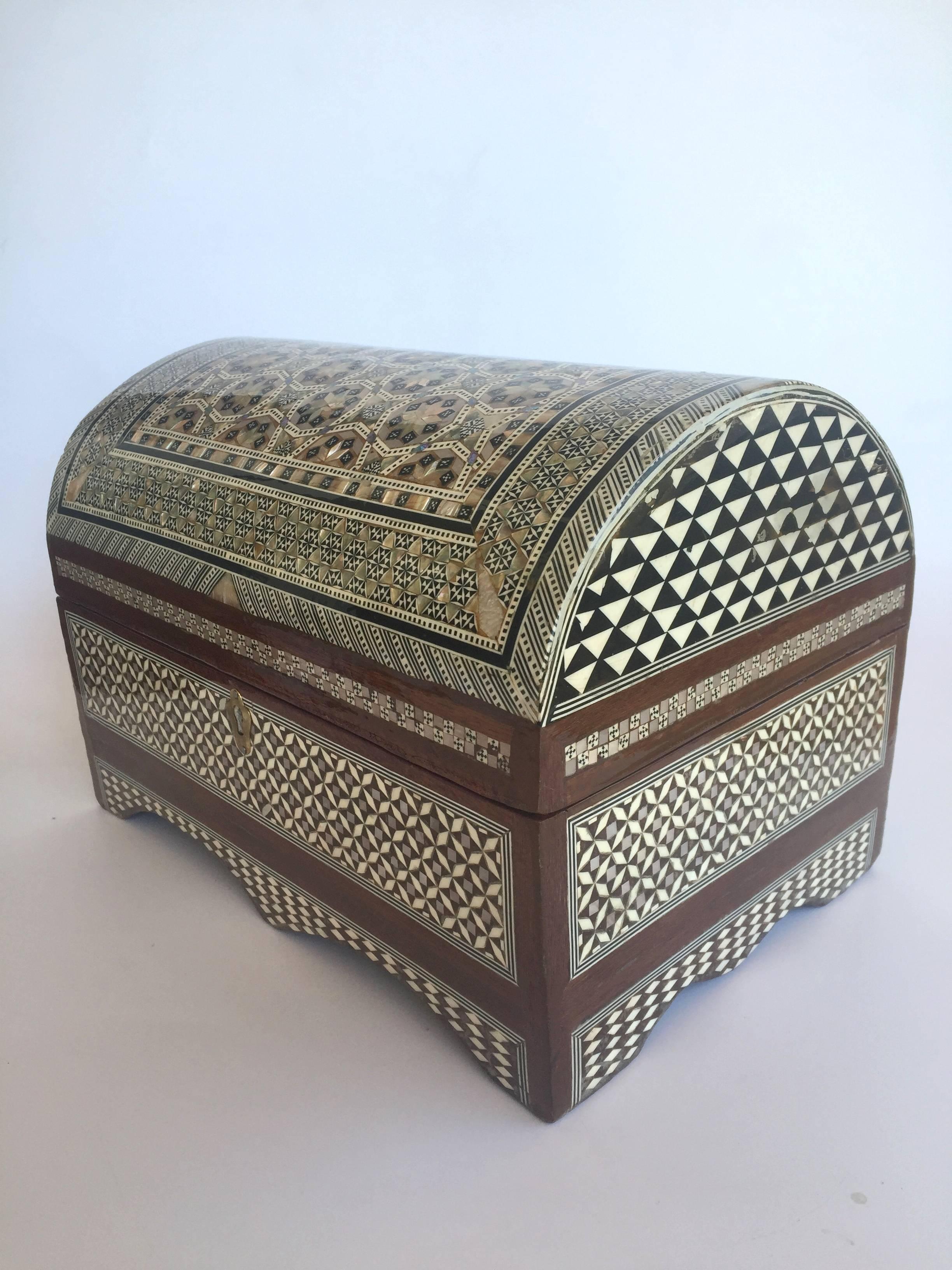 Mother-of-Pearl Jewelry Box In Excellent Condition For Sale In SOMIS, CA