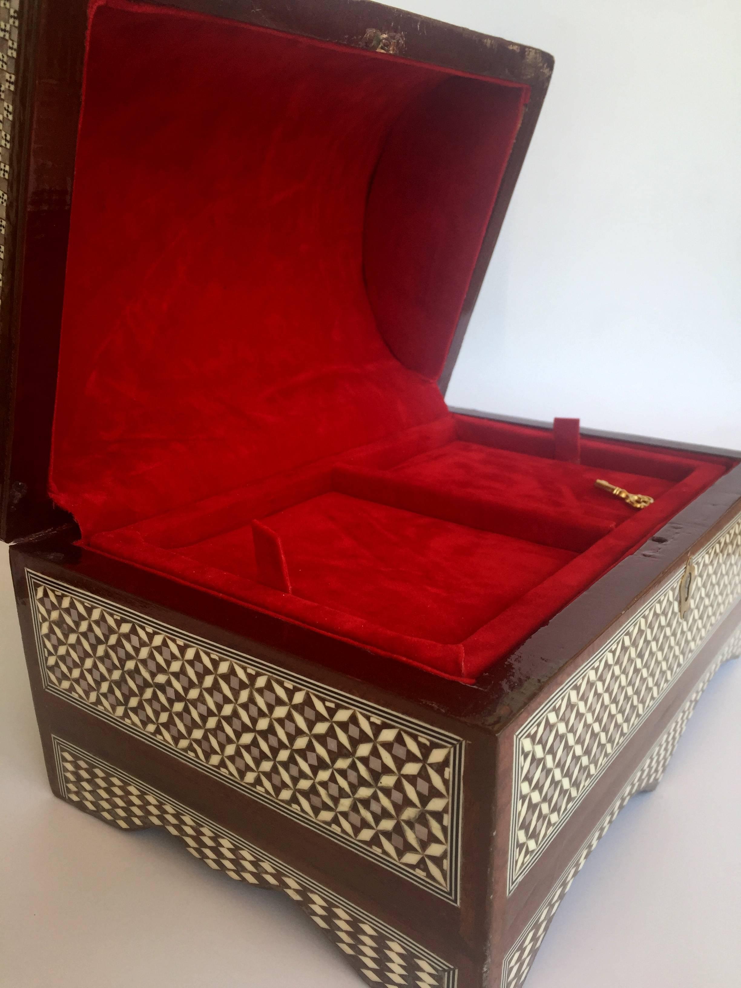 Mother-of-Pearl Jewelry Box For Sale 4