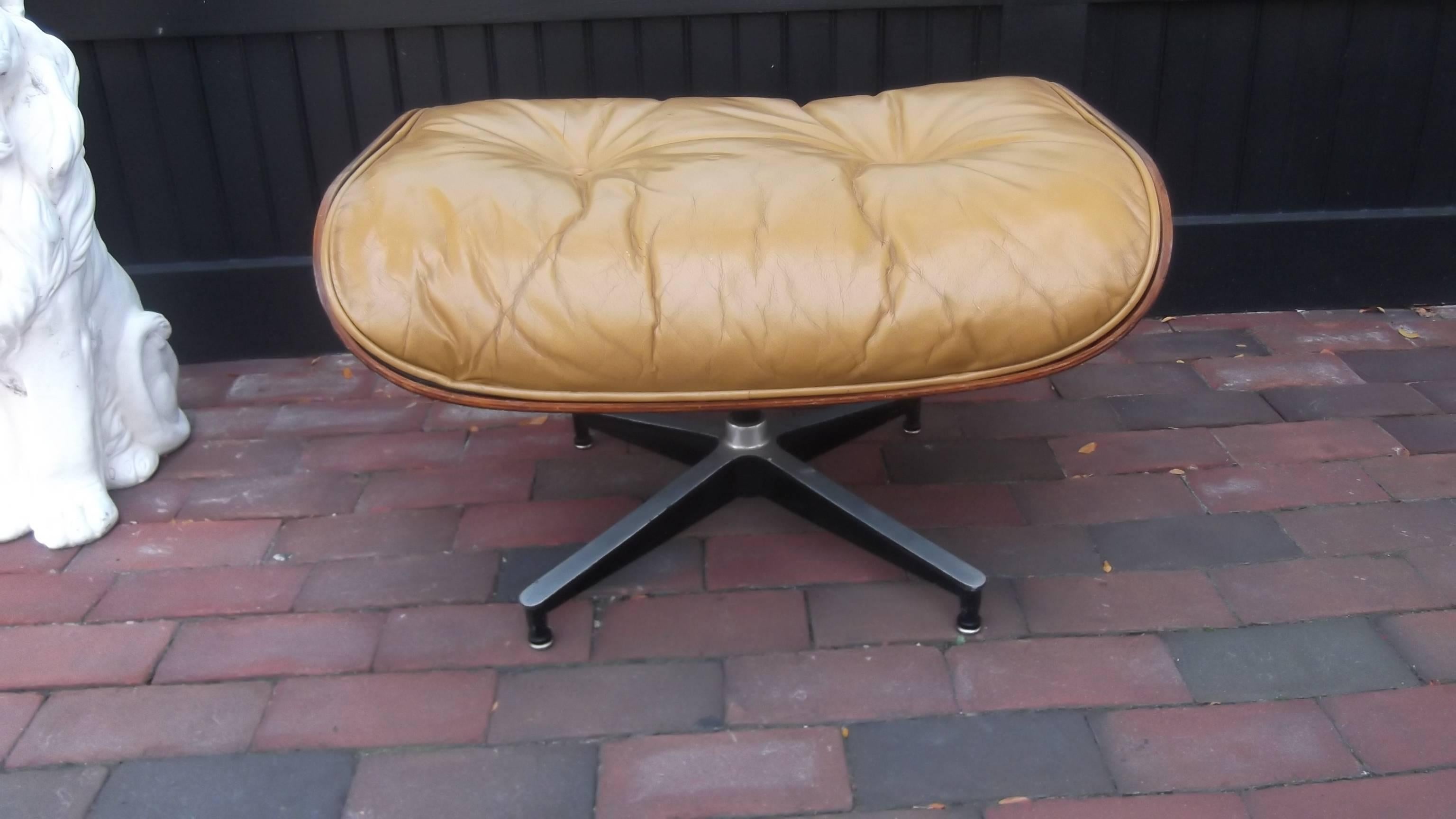 Herman Miller Eames Chair and Ottoman Number 670 and 671 In Excellent Condition In Lambertville, NJ