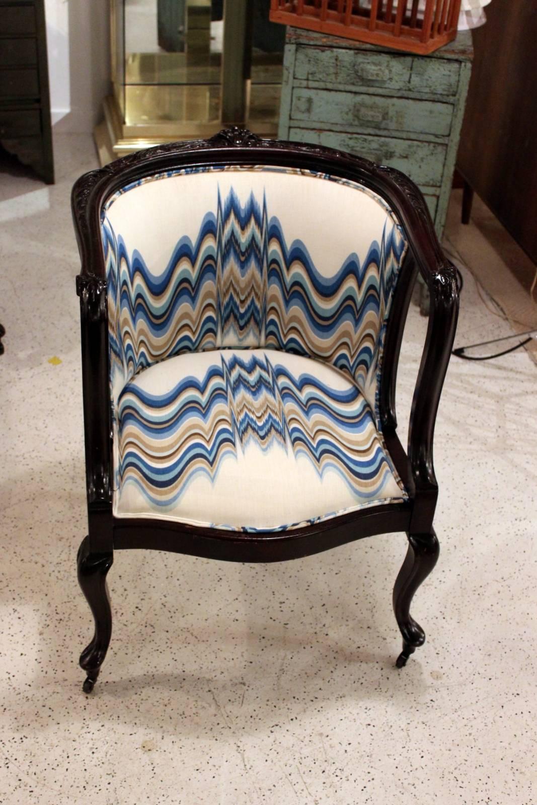 Antique Carved Mahogany Trio Settee Chair Rocker in Adler Linen Fabric In Excellent Condition In Lambertville, NJ