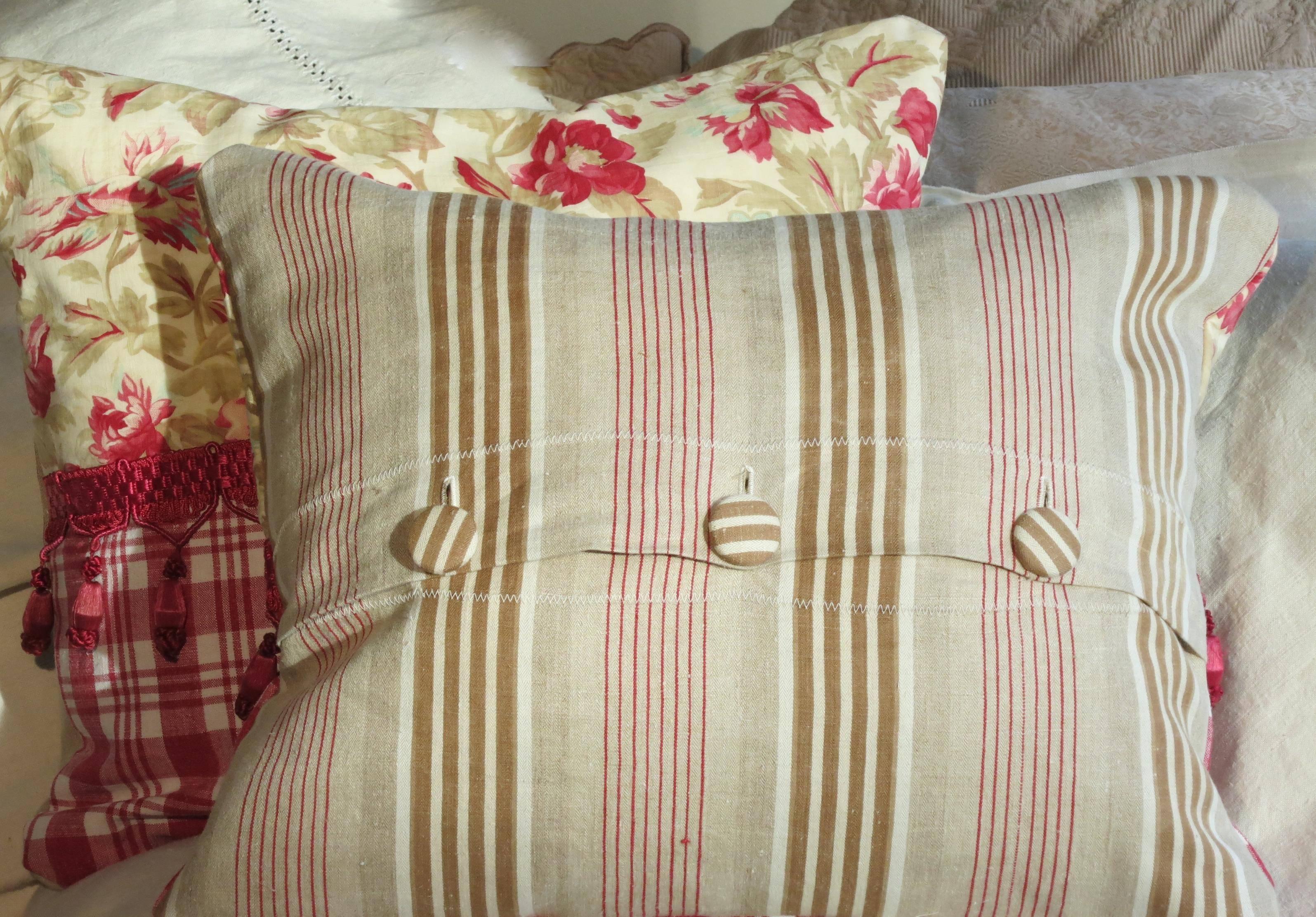 Pair of 19th Century Antique French Textile Pillows with Tassels In Excellent Condition In Lambertville, NJ