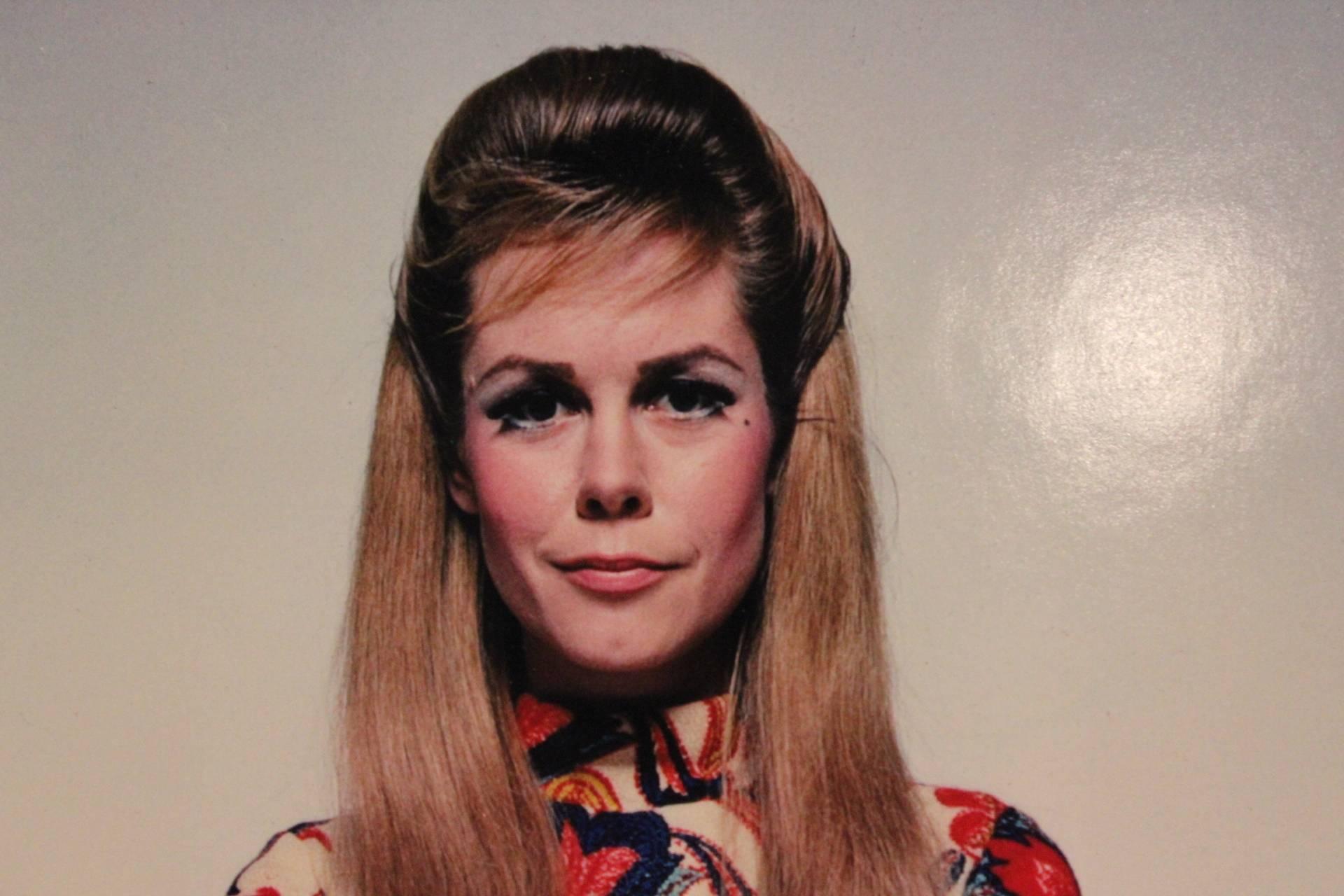 Elizabeth Montgomery Bewitched Original T.V Guide Cover Portrait In Excellent Condition In Lambertville, NJ
