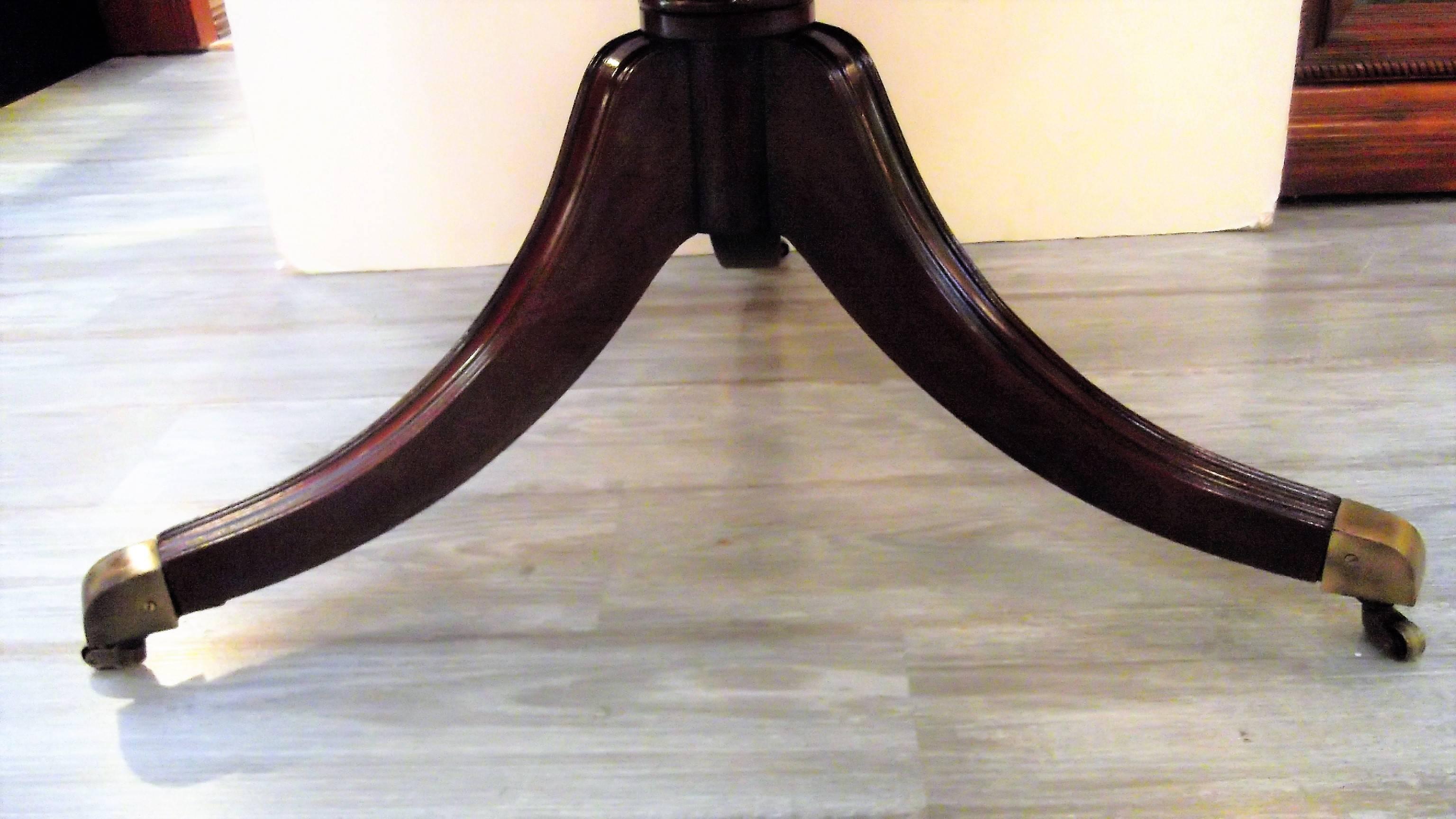 Mahogany and Leather Round Rent Table 1