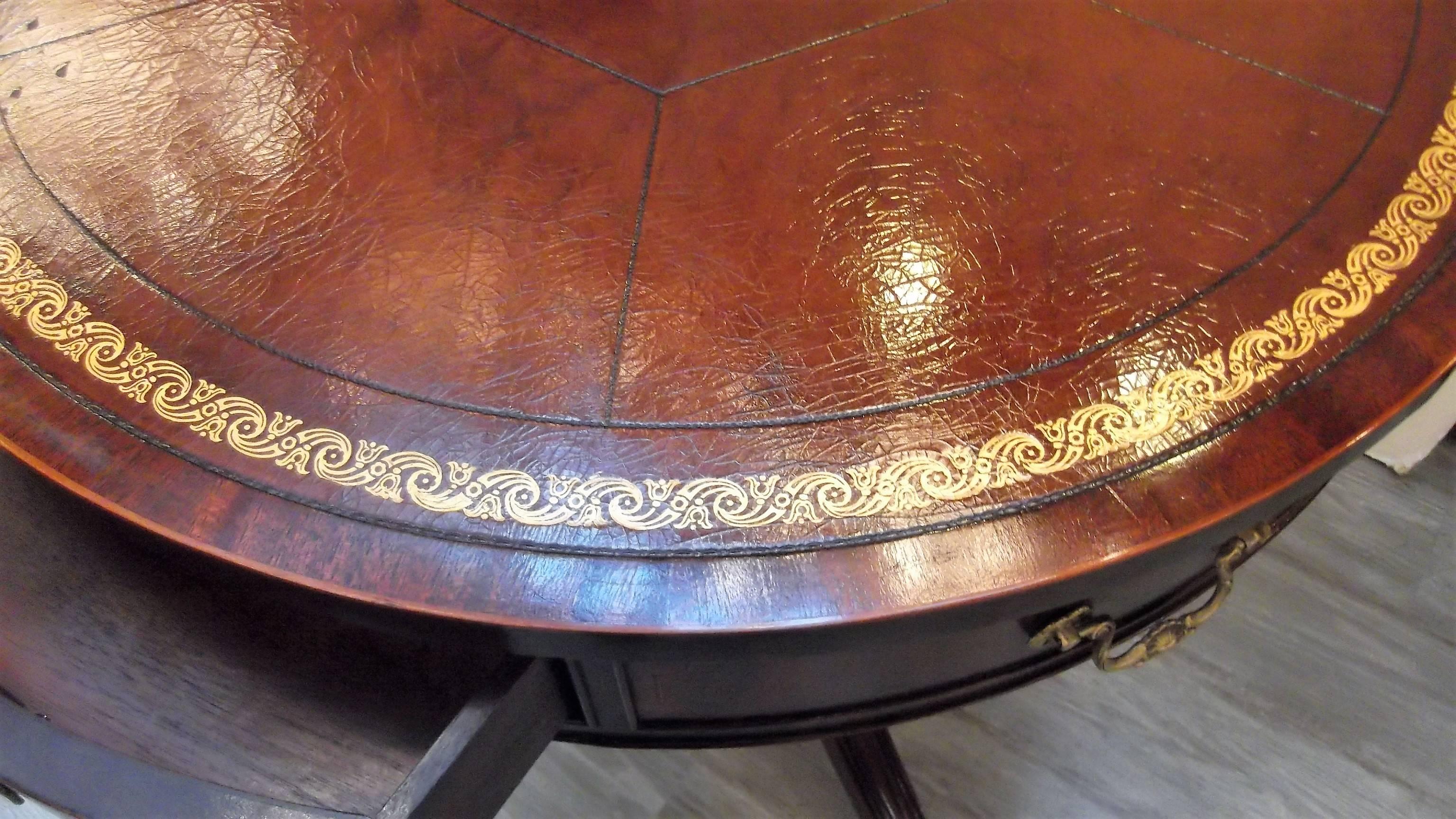 Mahogany and Leather Round Rent Table In Excellent Condition In Lambertville, NJ