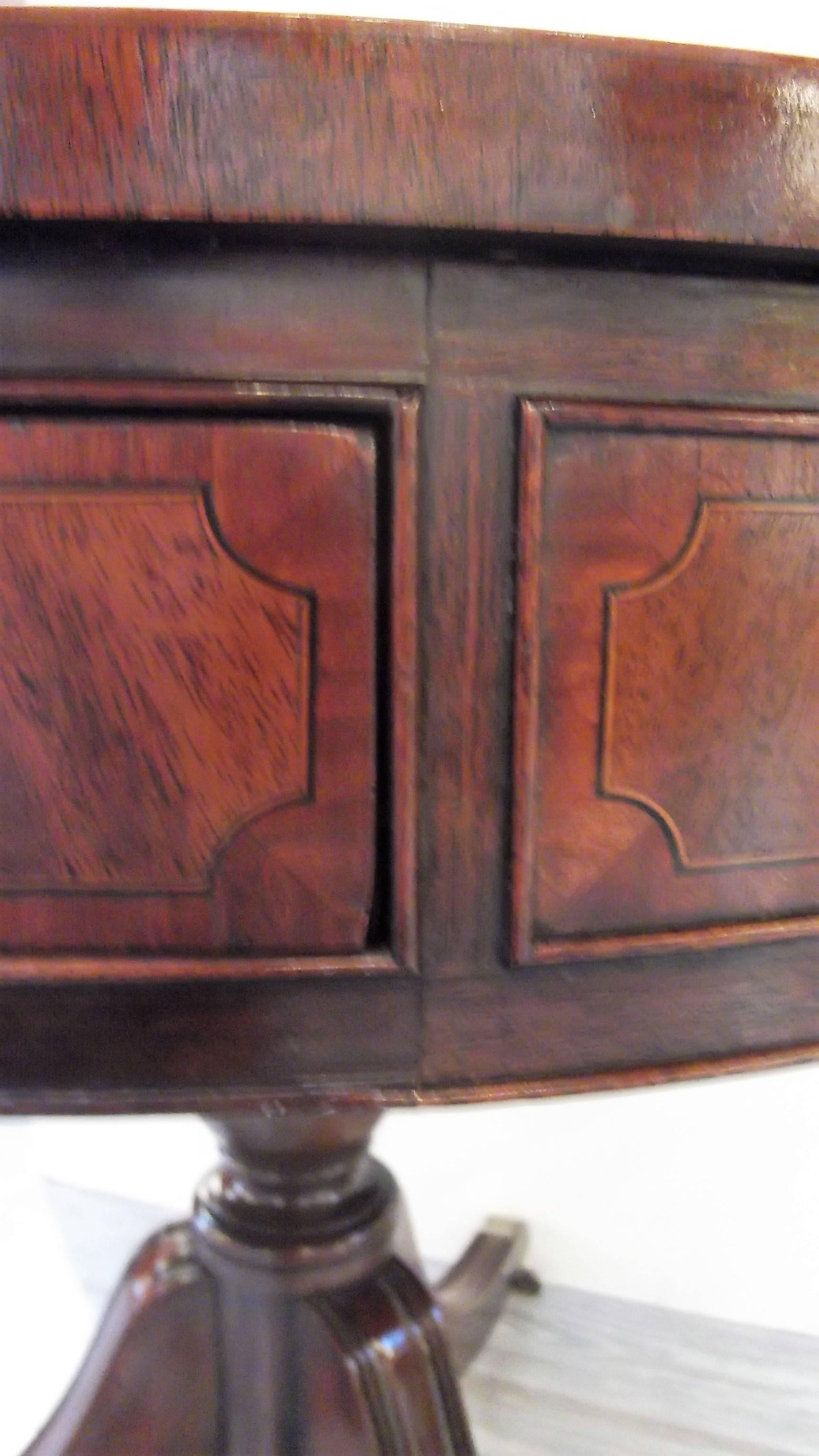 Mahogany and Leather Round Rent Table 3