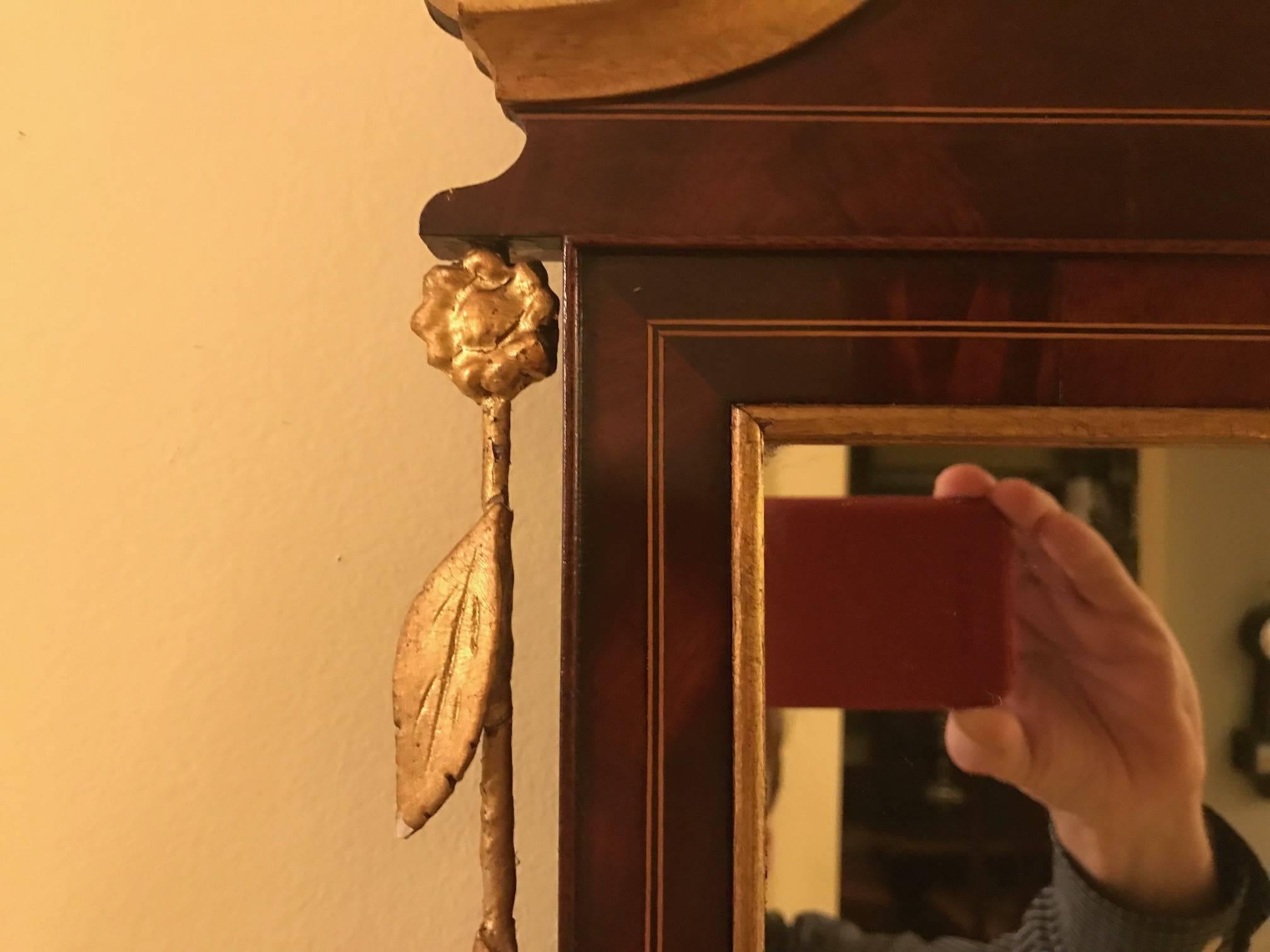 Américain Diminutif miroir marqueté en acajou et doré 19ème siècle en vente