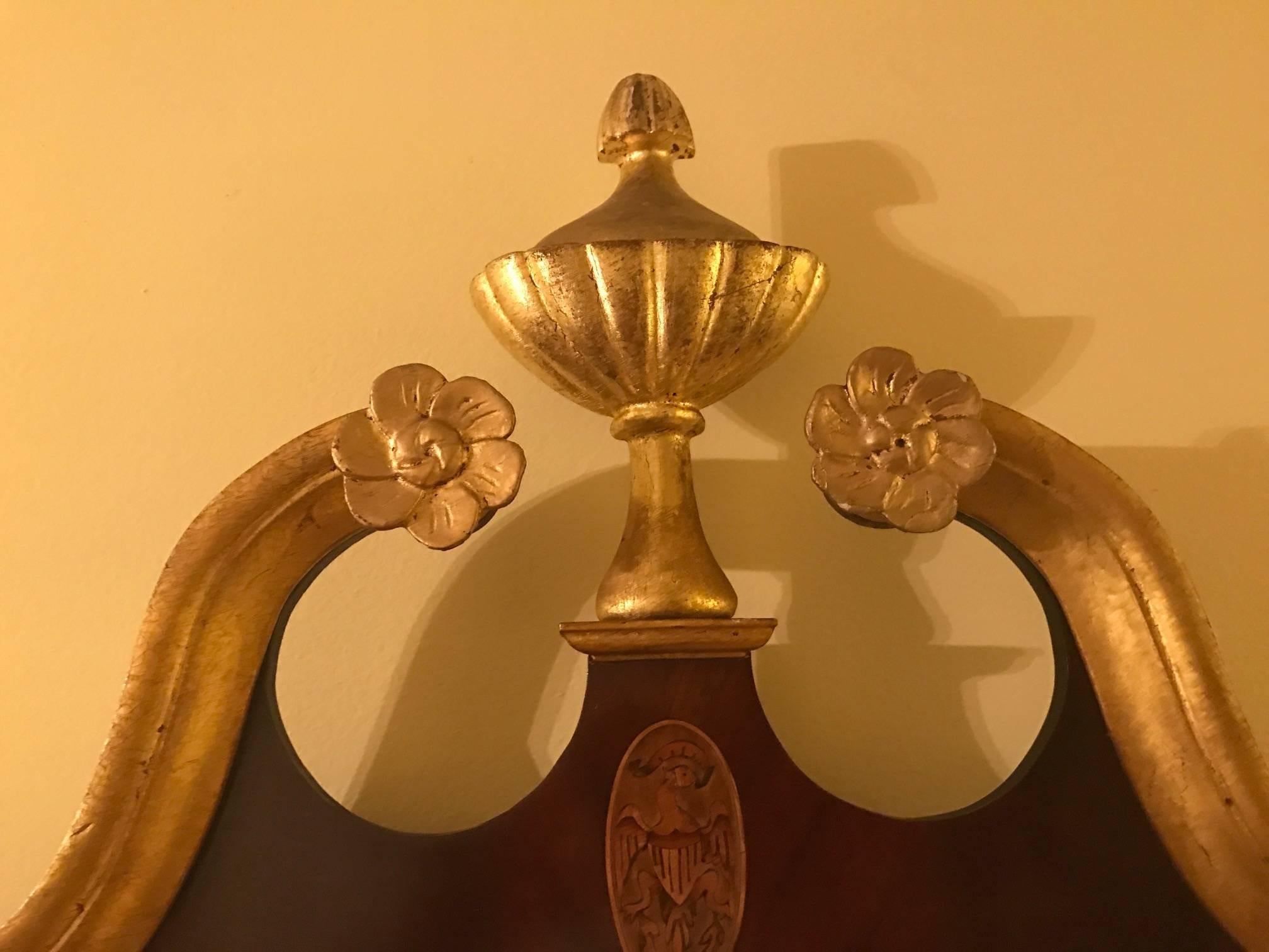 Diminutif miroir marqueté en acajou et doré 19ème siècle Excellent état - En vente à Lambertville, NJ