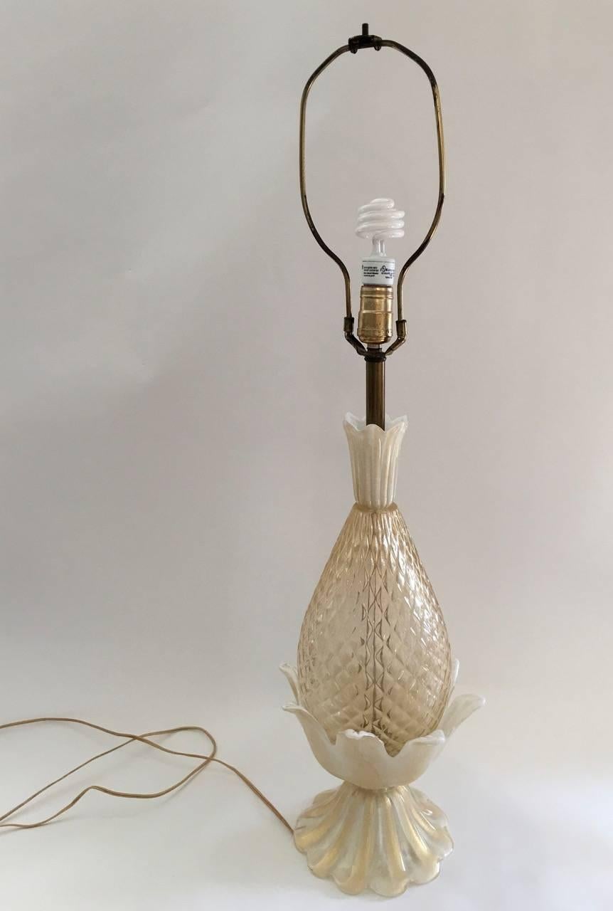 Elegant quilted blown glass pineapple shaped table lamp, attributed to Barovier and Toss, Murano, Italy, circa 1970.
Exceptional cream or ivory colors. The shade is for photographic purposes only and not included. Measures: 19 in high to the top of