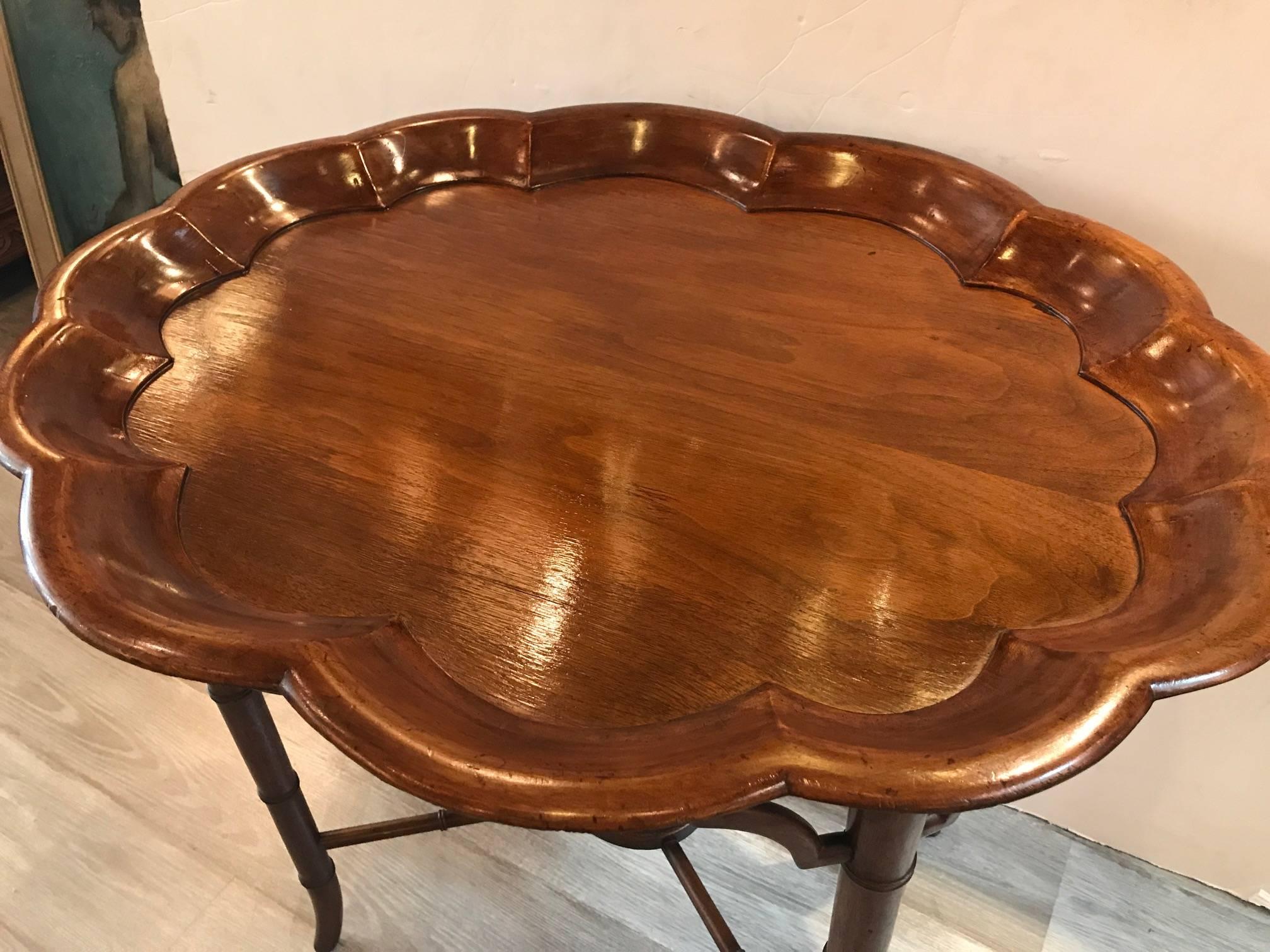 Walnut Scalloped Edge Accent Side Table, Italian In Excellent Condition In Lambertville, NJ
