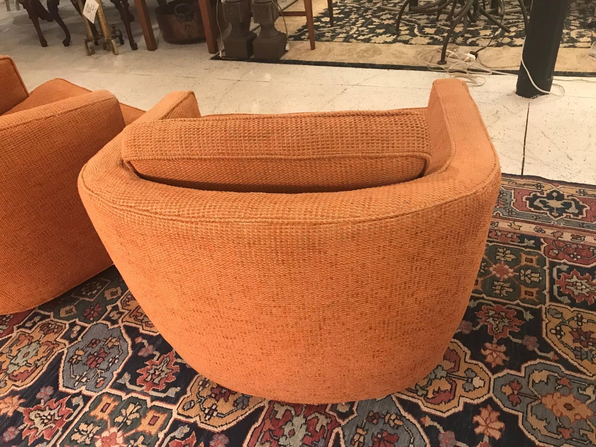Pair of Swivel Tub Chairs Attributed to Milo Baughman In Excellent Condition In Lambertville, NJ
