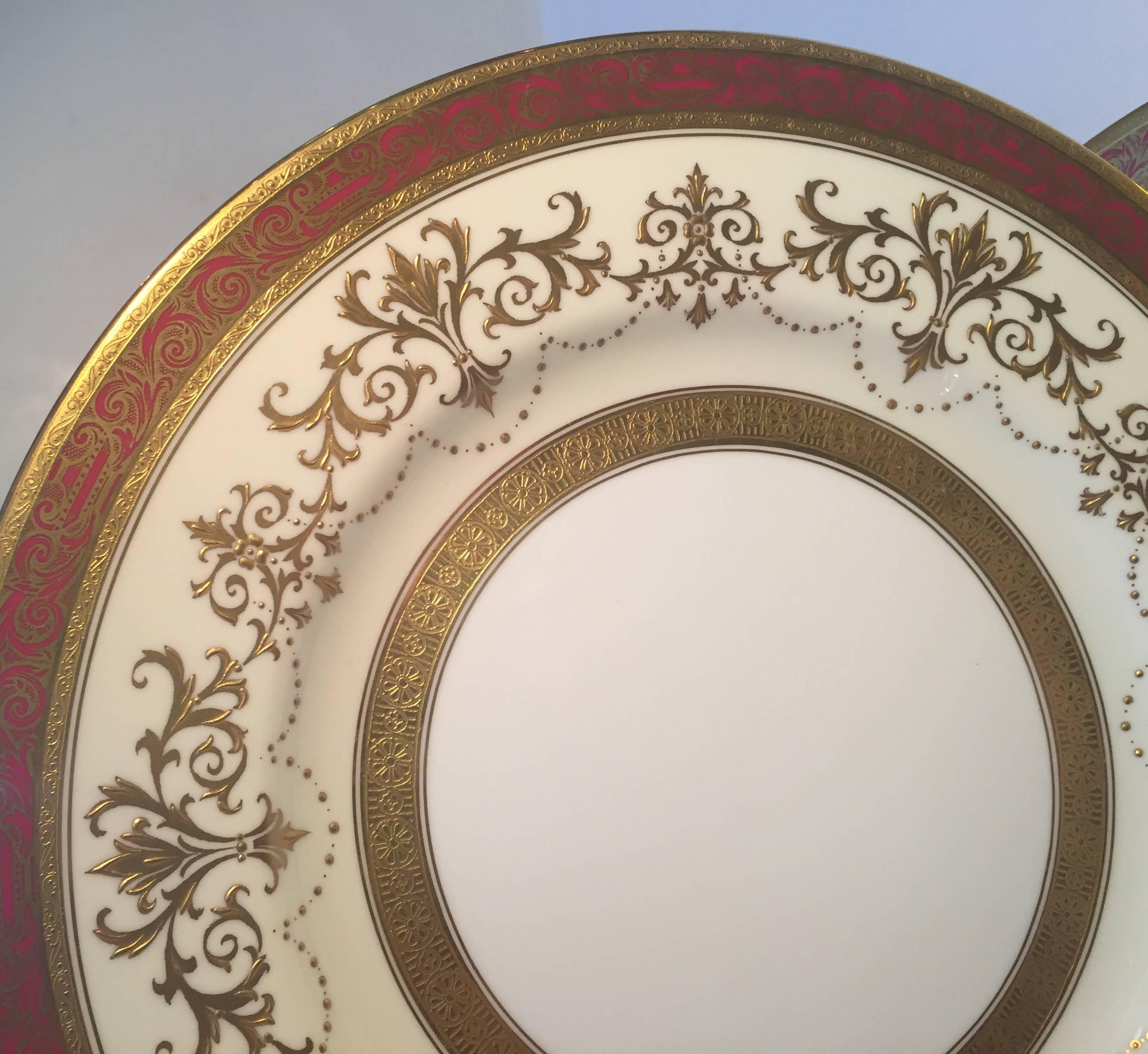 Edwardian Set of Eight English Minton Raised Gilt Border Service Dinner Plates, 1905