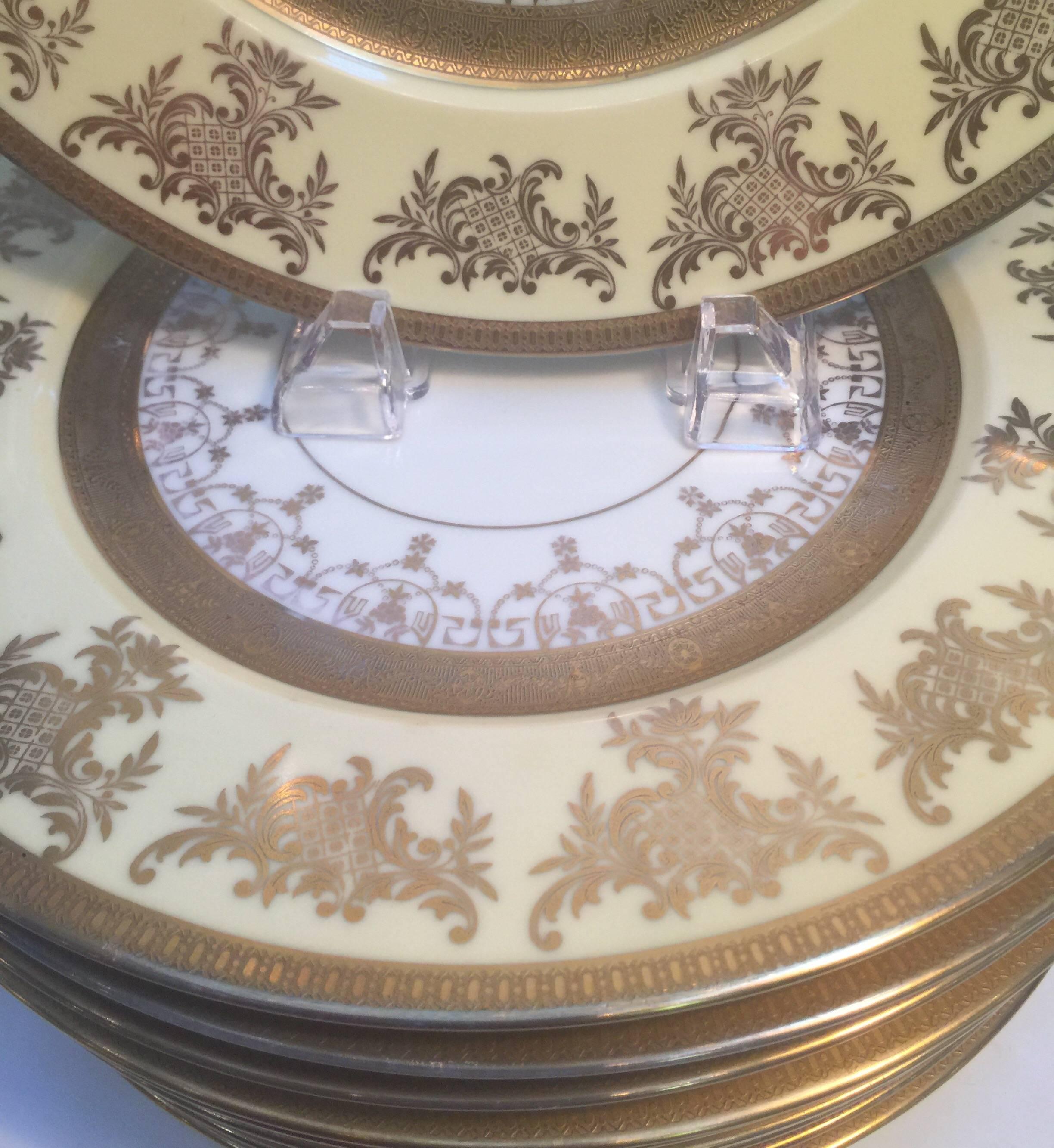American Set of 12 Service Dinner Plates with Vanilla and Gilt Borders