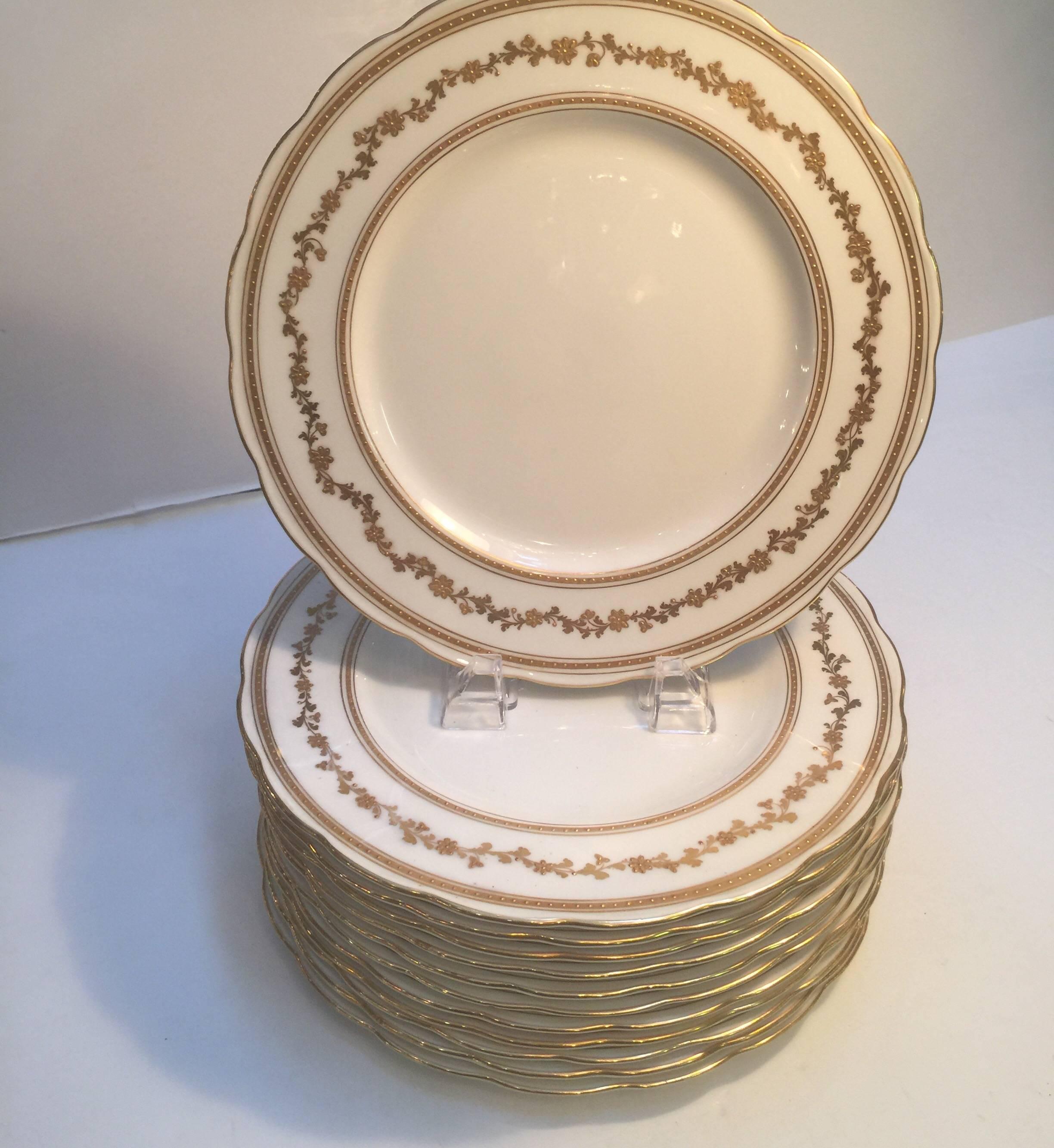 Set of 12 English Dinner Service Plates In Excellent Condition In Lambertville, NJ