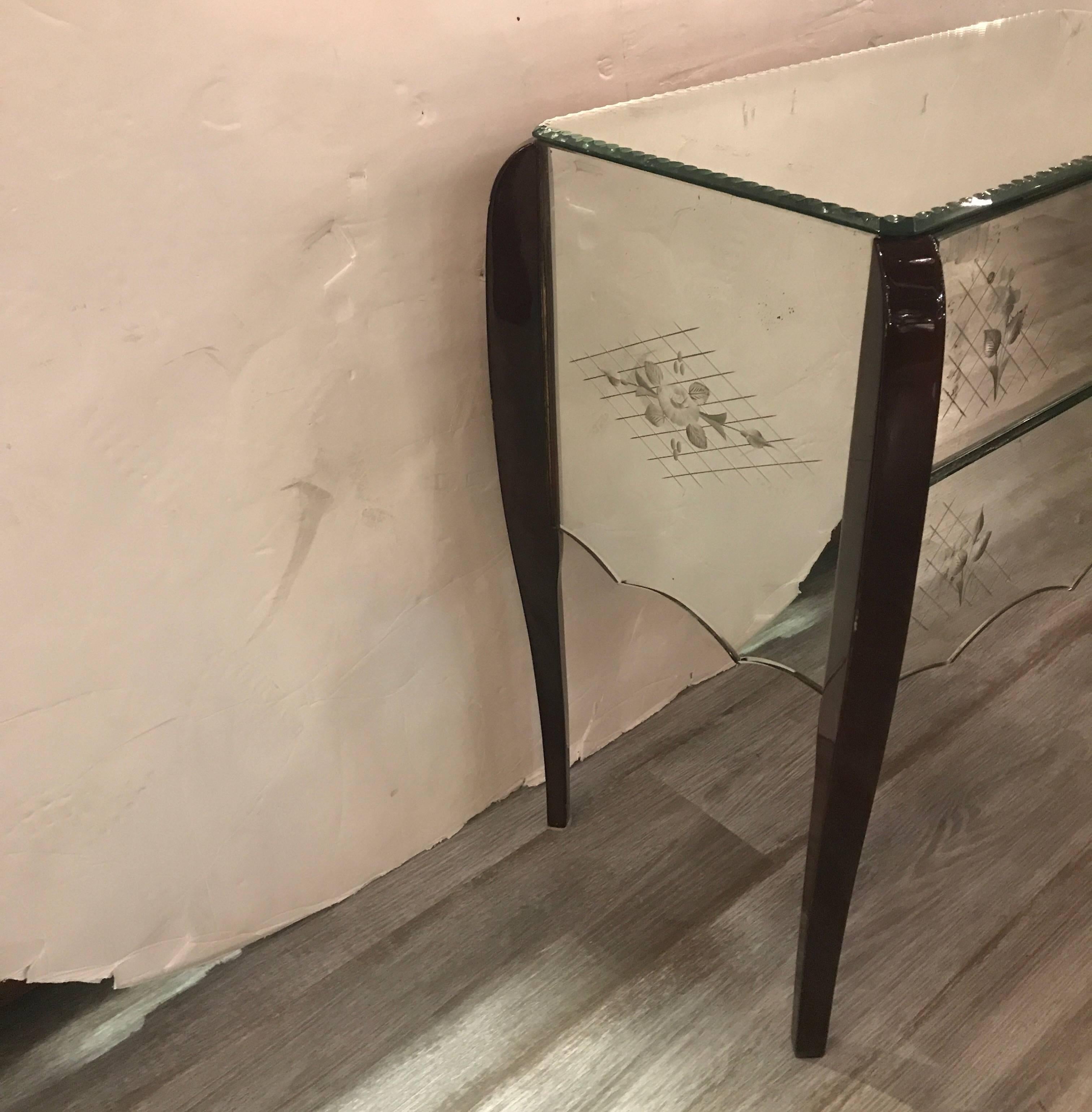 Mid-20th Century Glamorous Pair of Mirrored French Deco Nightstands