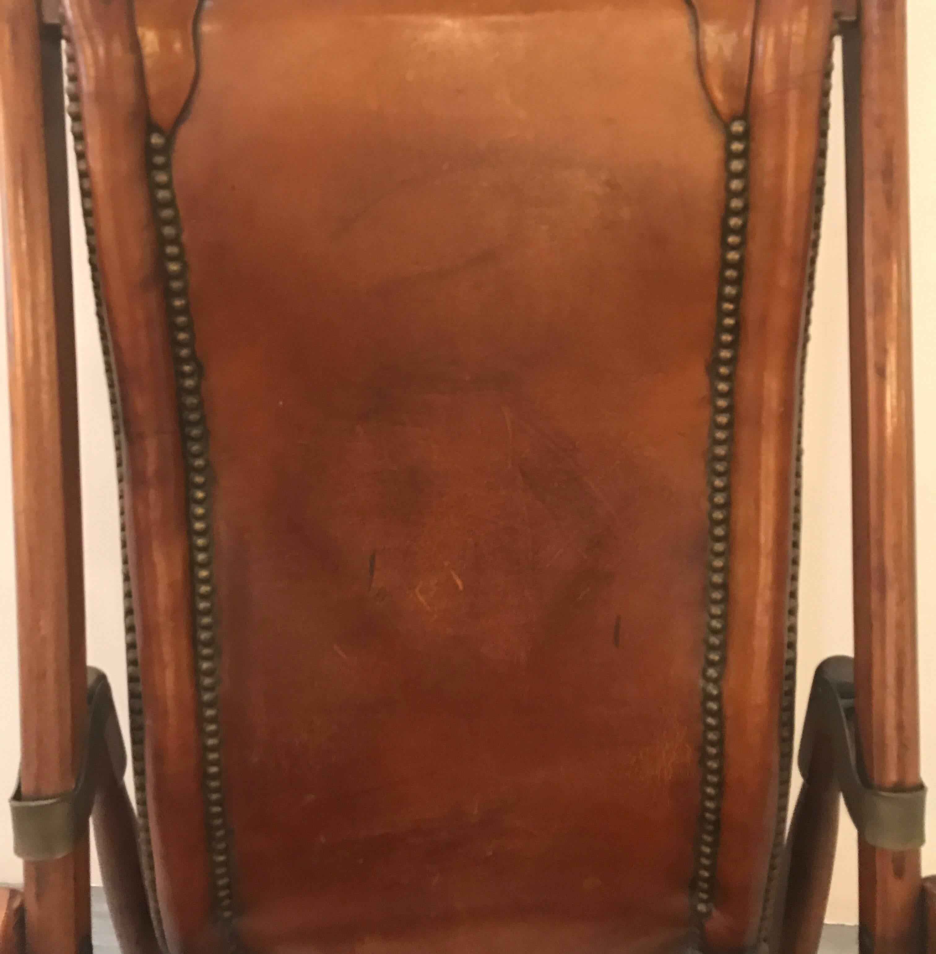 Antique English 19th Century Leather and Mahogany Lounge Campaign Chair In Excellent Condition In Lambertville, NJ