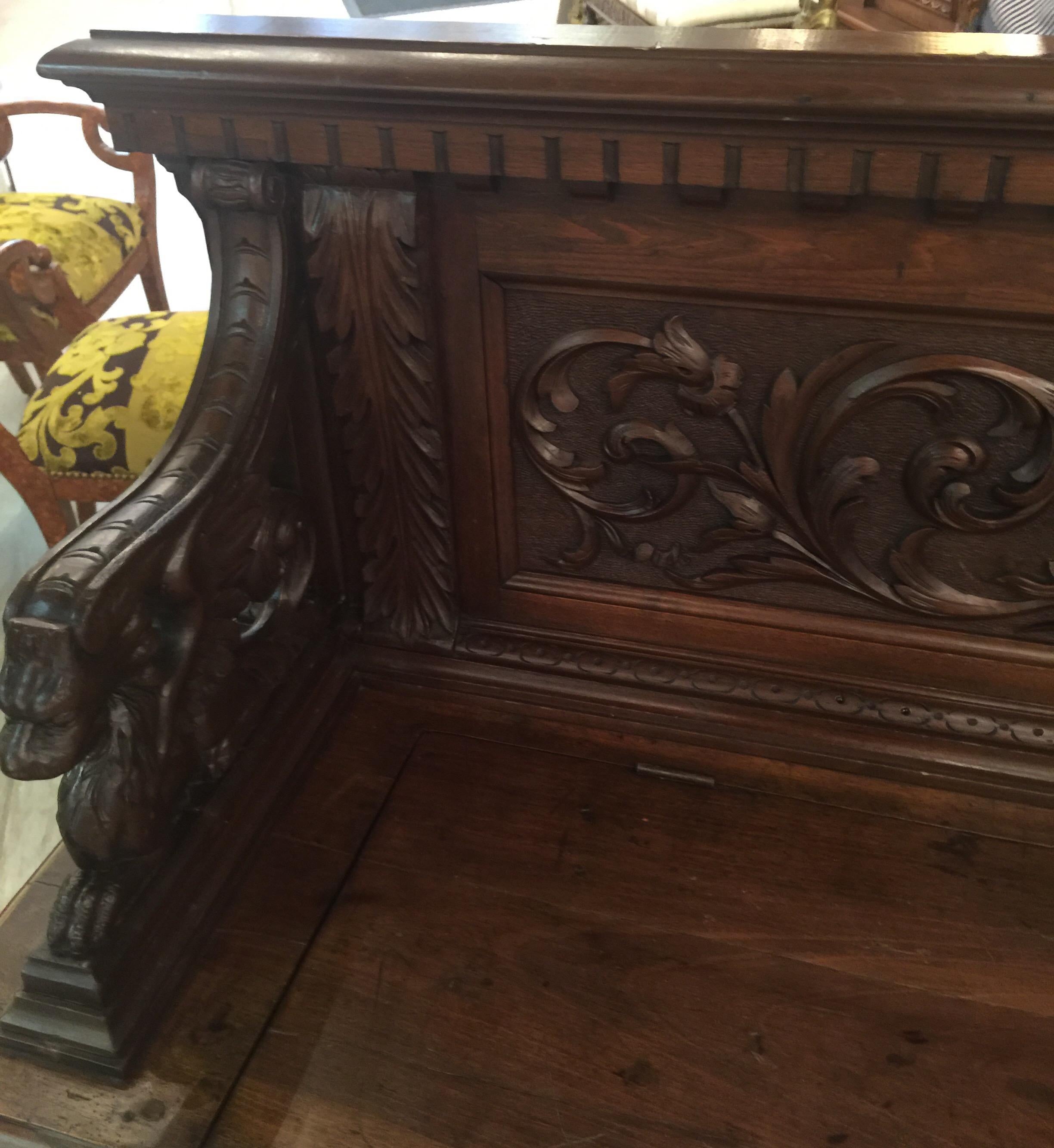Hand Carved Gothic European Walnut Hall Bench with Griffins, circa Late 1800s 4