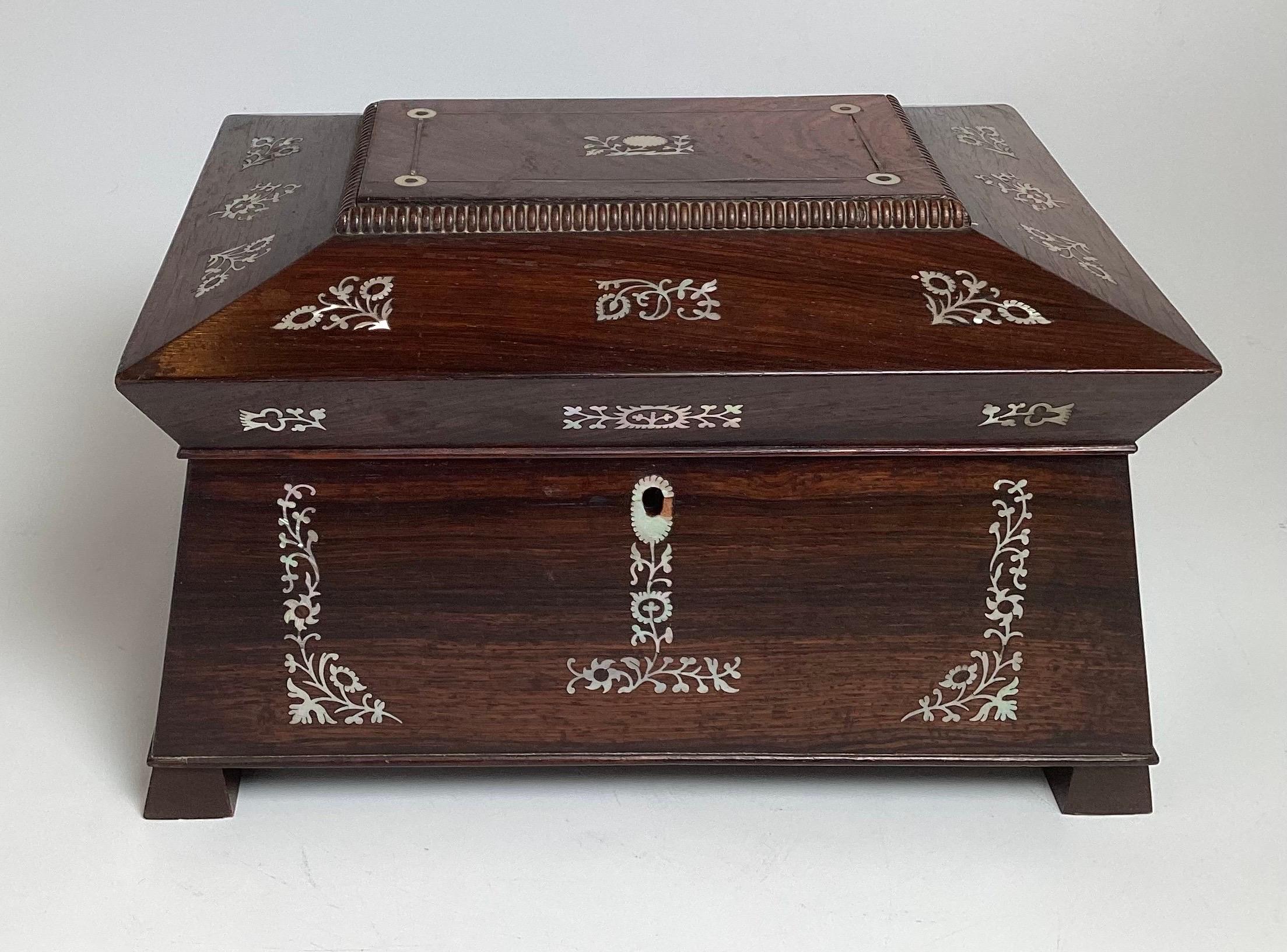 Eine schöne Schmucktruhe mit Palisanderintarsien, komplett mit einer Innenausstattung.  Personalisierte Inschrift, von Großmutter 1855.  8 Zoll hoch, 12 Zoll breit, 10 Zoll tief