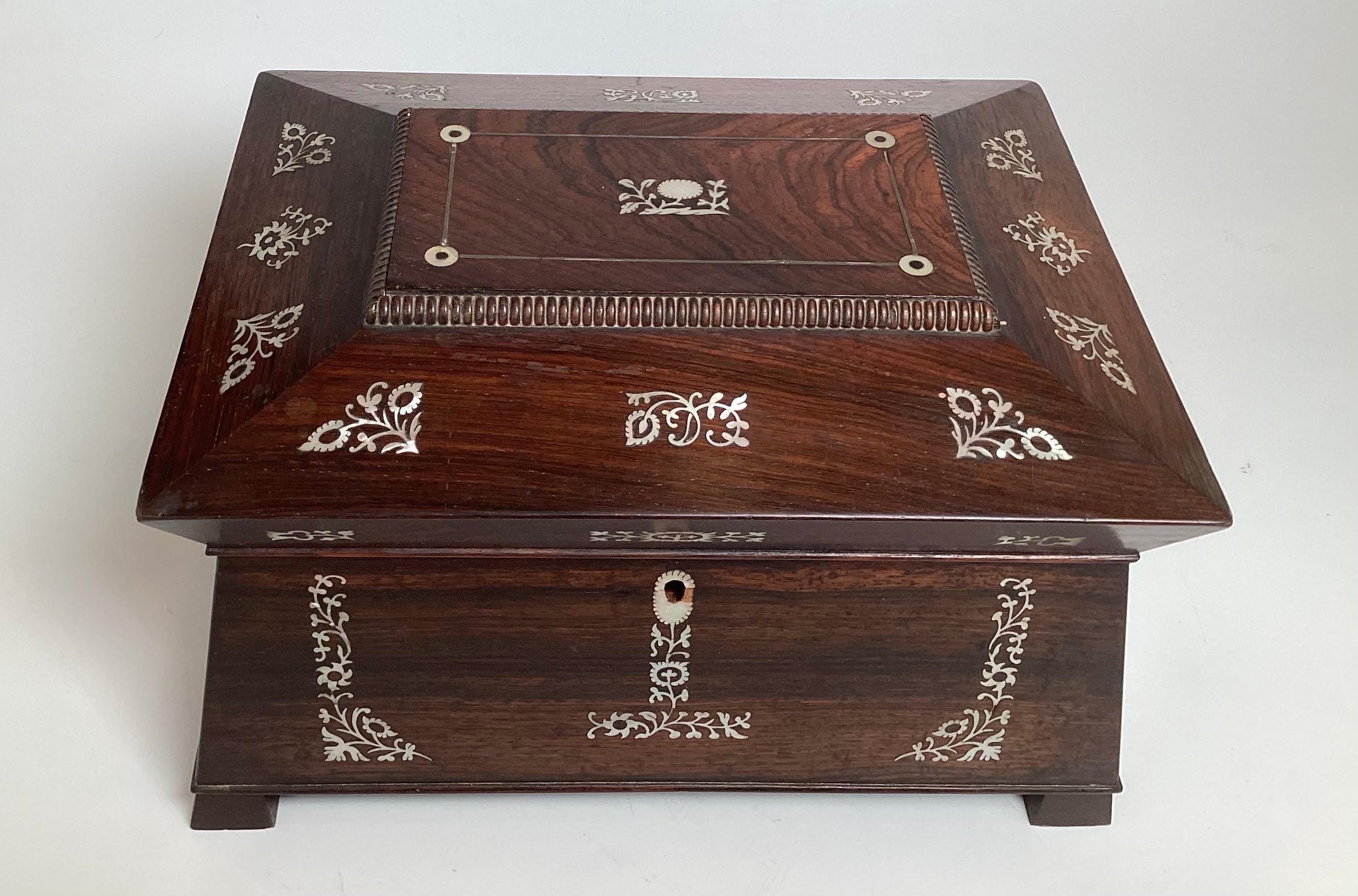 Ein viktorianischer Rosenholz-Schmuck im Angebot 3