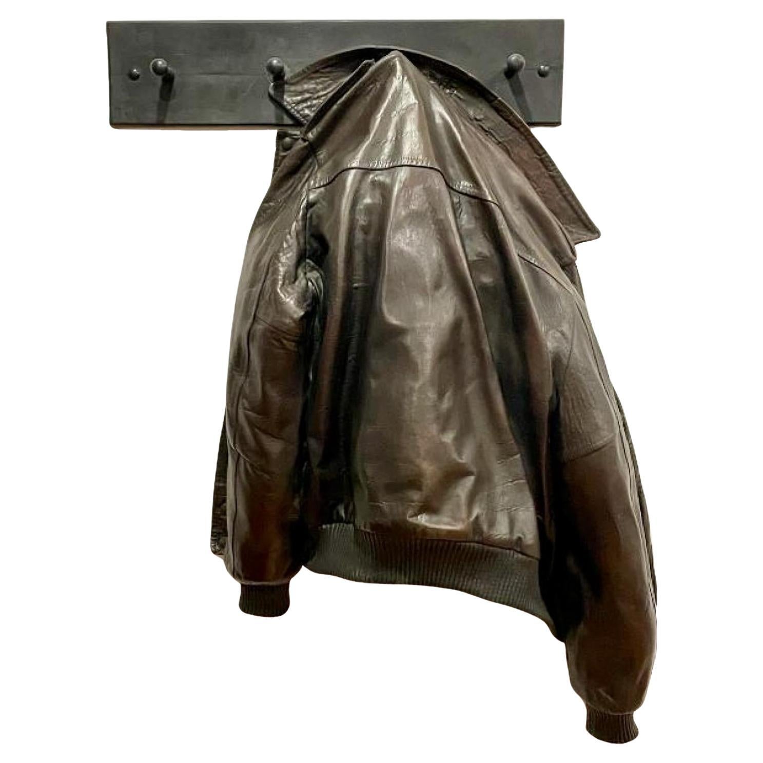 Una scultura da parete in bronzo raffigurante una giacca da bombardiere di Scott Hanson