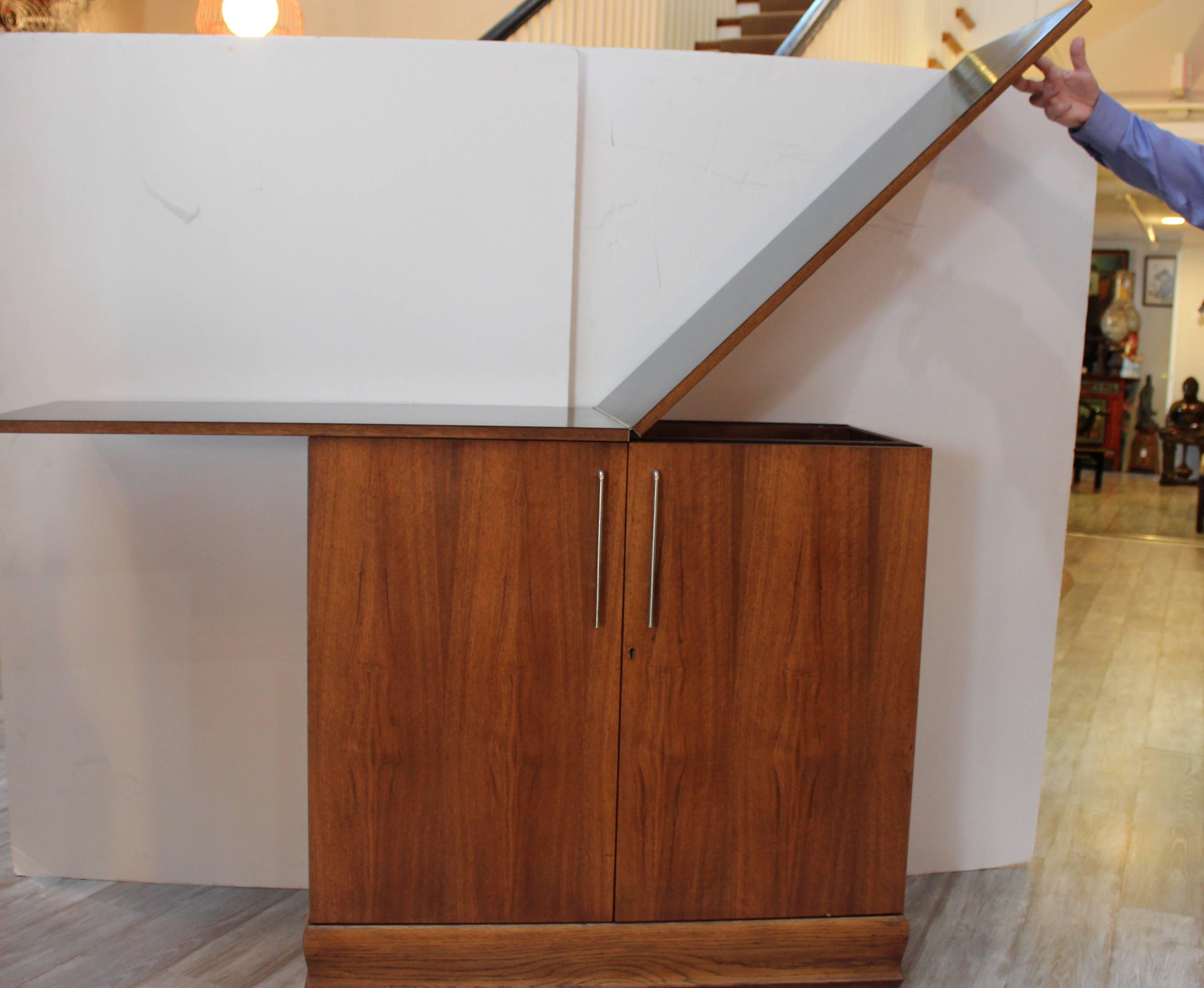 Sleek Mid-Century Modern Mahogany Flip-Top Bar In Excellent Condition In Lambertville, NJ