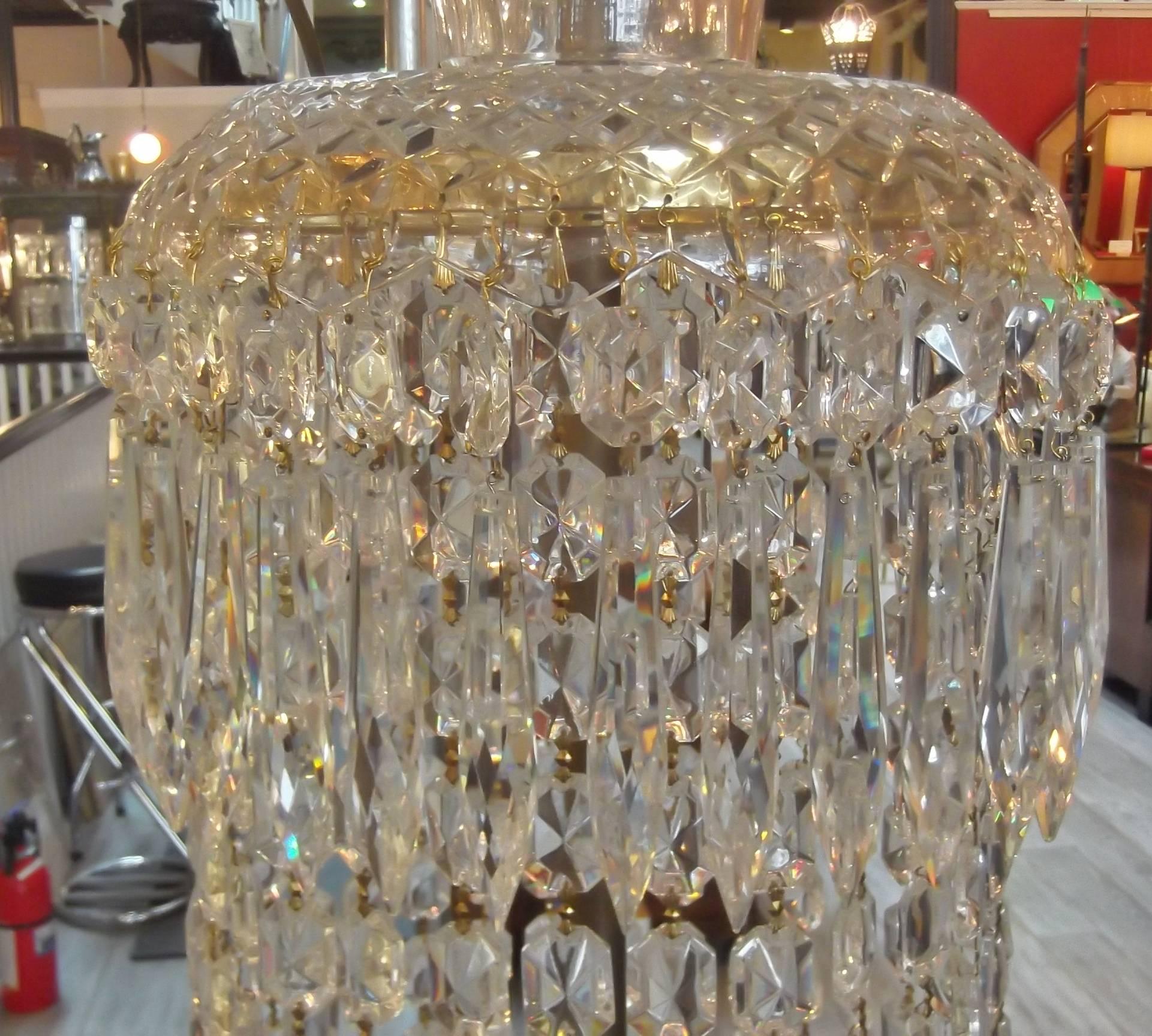 Ein beeindruckender maßgefertigter Waterford-Kristall-Kronleuchter, 65 Zoll lang (Irisch) im Angebot