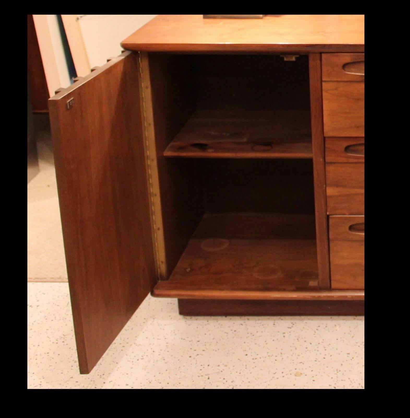  American of Martinsville Mid-Century Walnut Credenza or Bar Cabinet In Good Condition In Lambertville, NJ